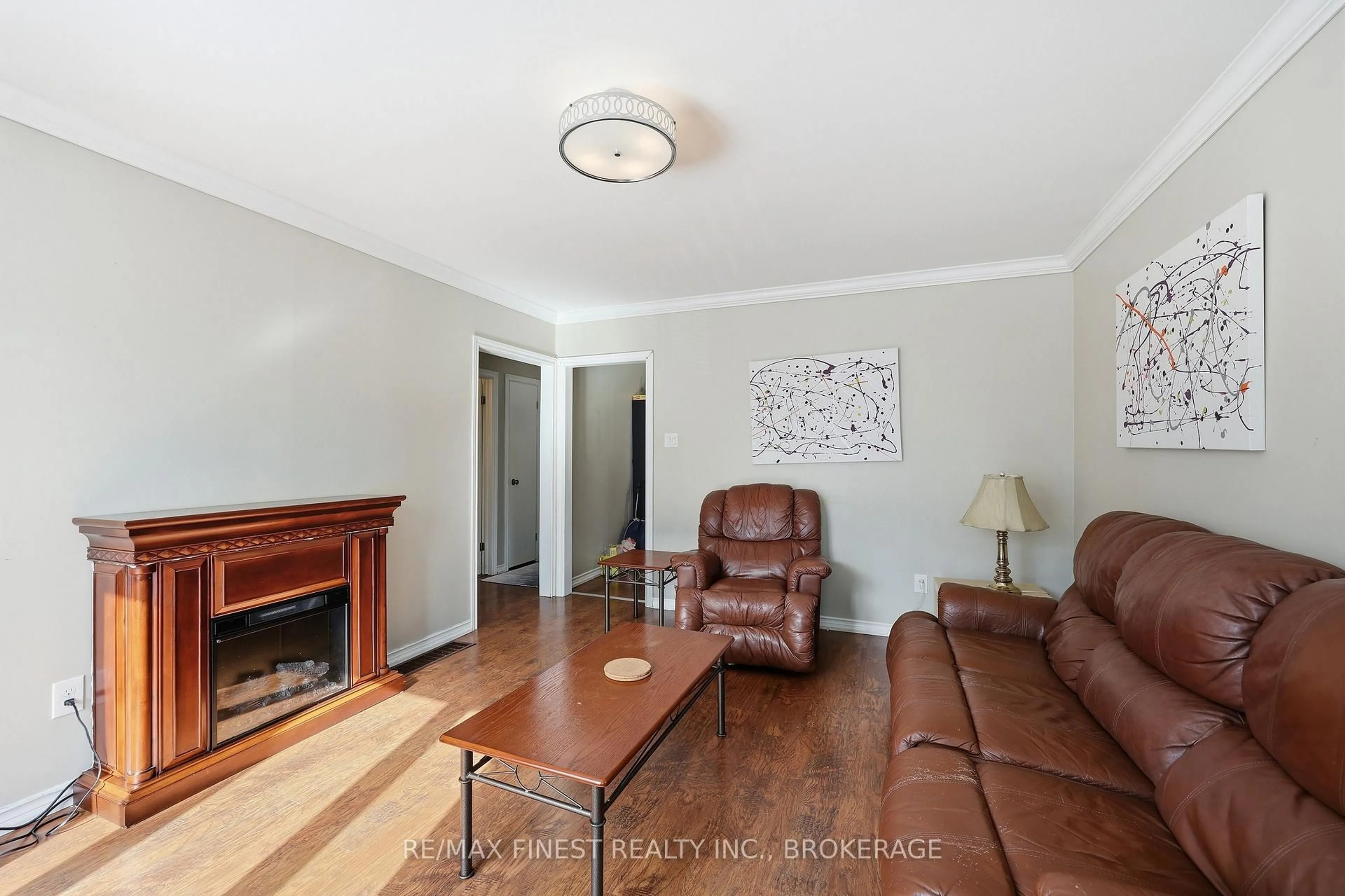 Living room with furniture, wood/laminate floor for 149 Pine St, Kingston Ontario K7K 1W9