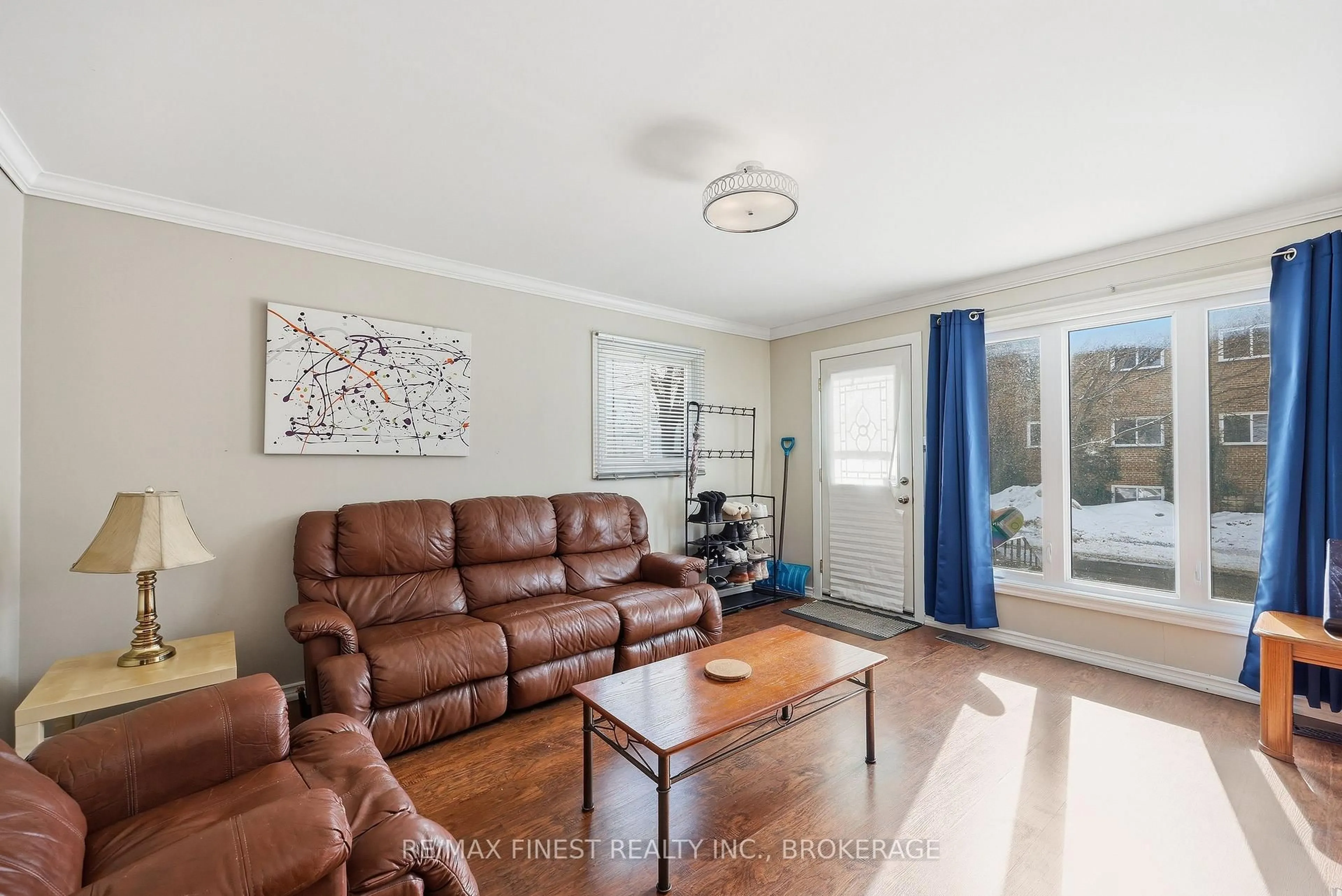 Living room with furniture, wood/laminate floor for 149 Pine St, Kingston Ontario K7K 1W9