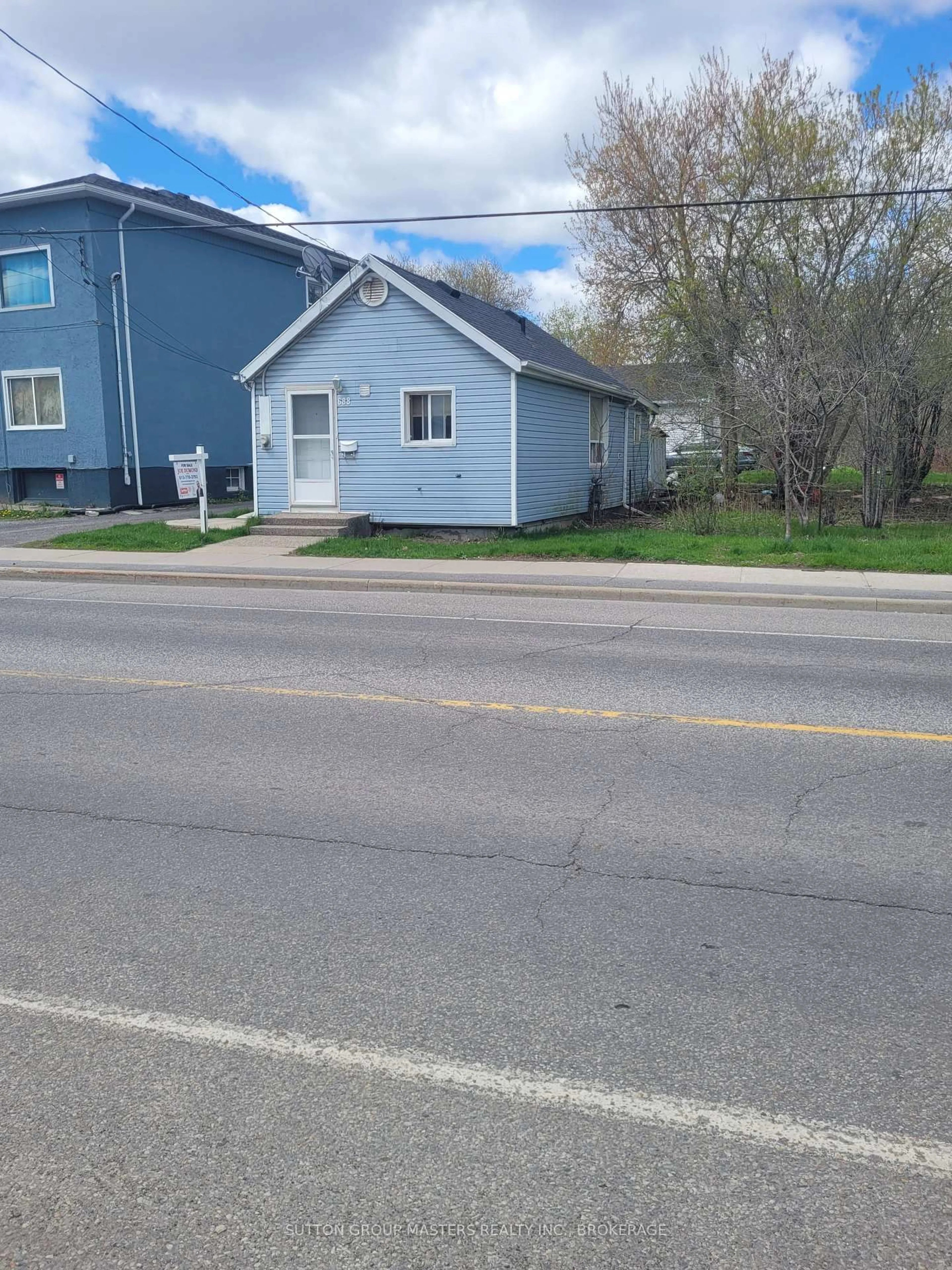 Blurry image for 688 Montreal St, Kingston Ontario K7K 3J4