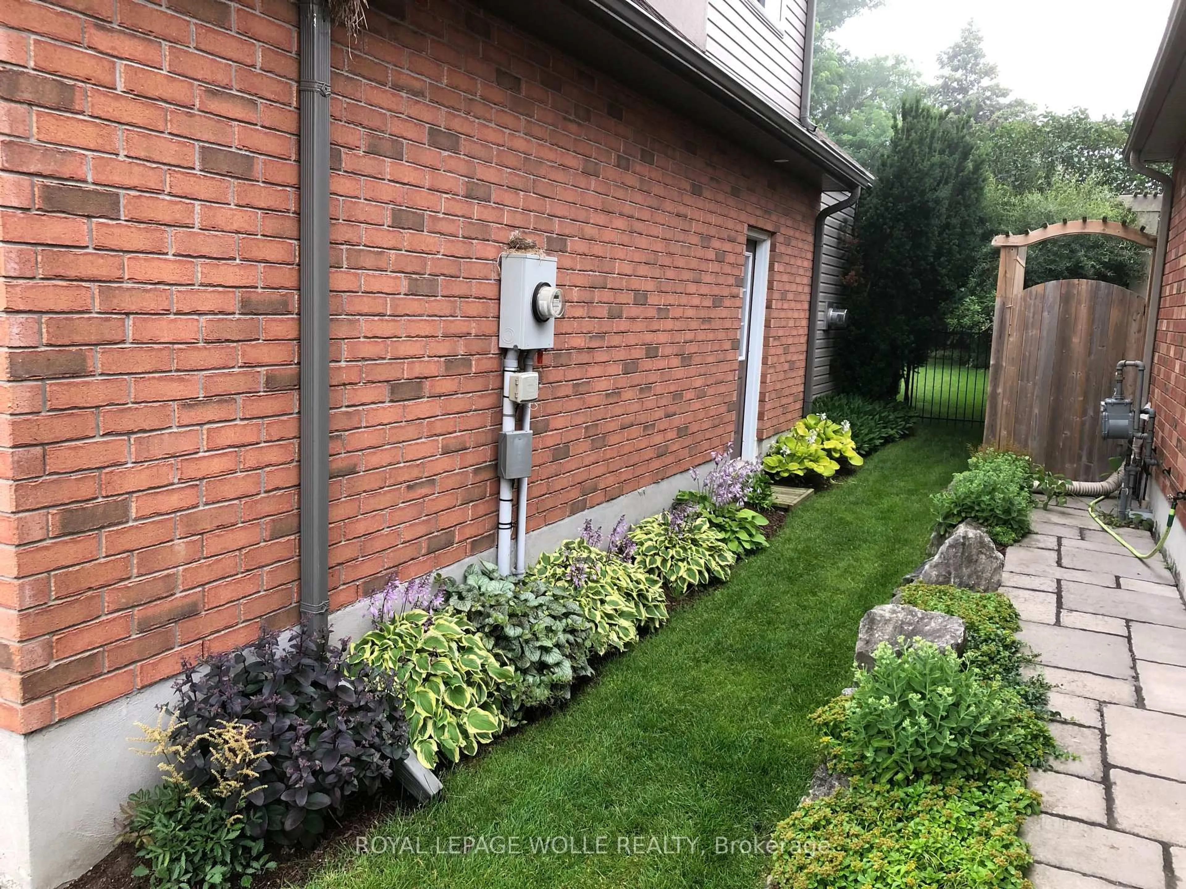 A pic from outside/outdoor area/front of a property/back of a property/a pic from drone, street for 44 Crane Cres, Woolwich Ontario N3B 3M3