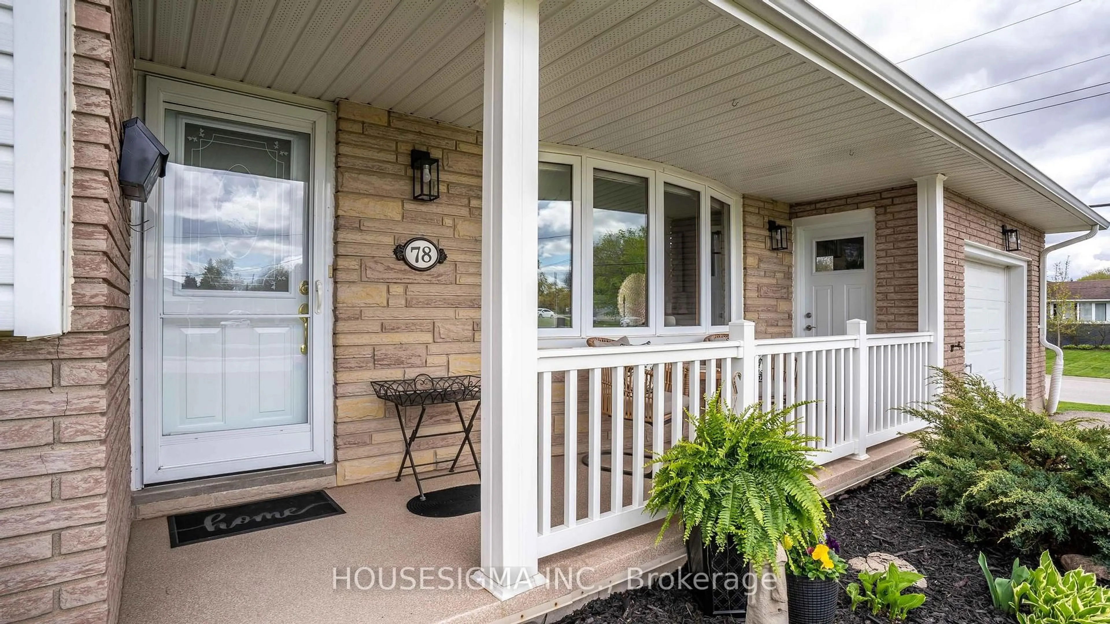 Indoor entryway for 78 Peter St, Central Elgin Ontario N5R 5A8