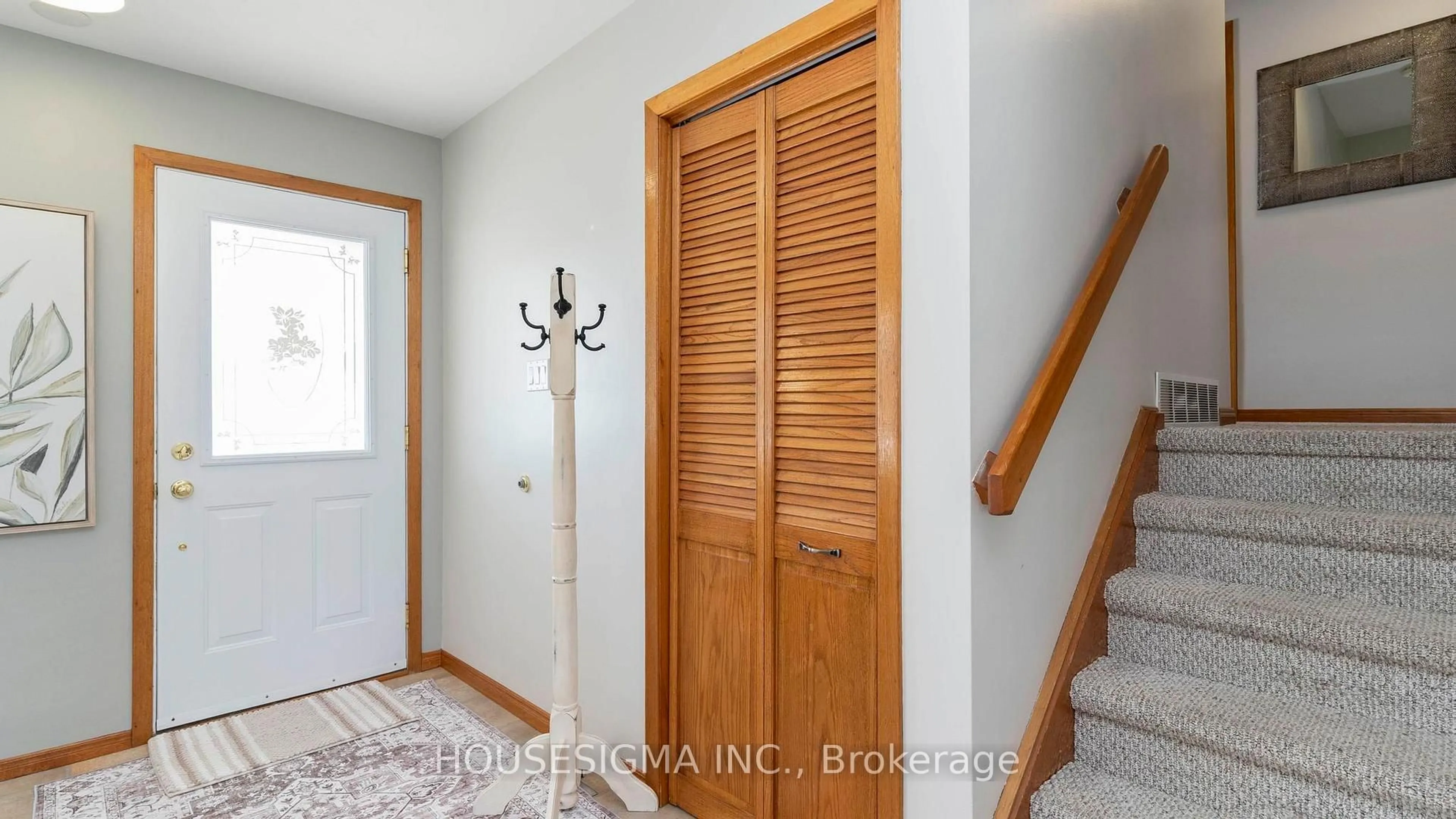 Indoor entryway for 78 Peter St, Central Elgin Ontario N5R 5A8