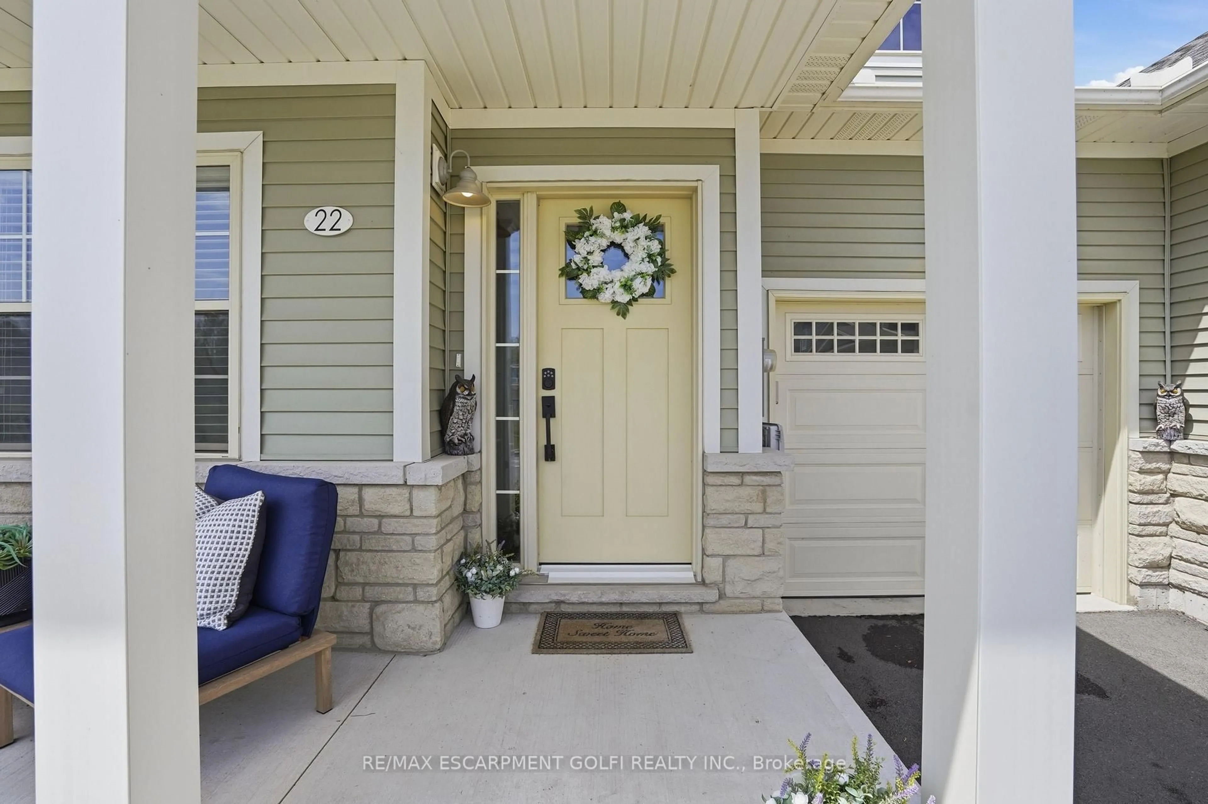 Indoor entryway for 22 South Coast Circ, Fort Erie Ontario L0S 1N0