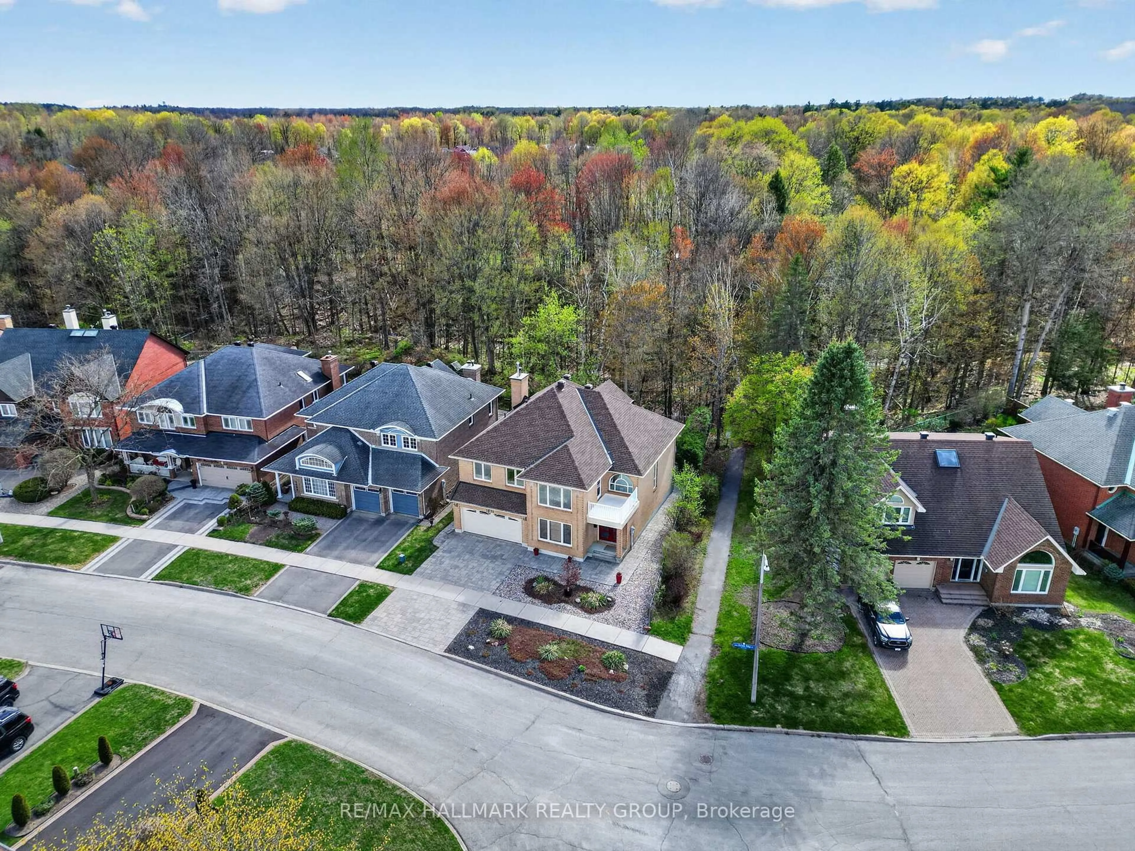 A pic from outside/outdoor area/front of a property/back of a property/a pic from drone, unknown for 1671 Autumn Ridge Dr, Orleans Ontario K1C 6Y3