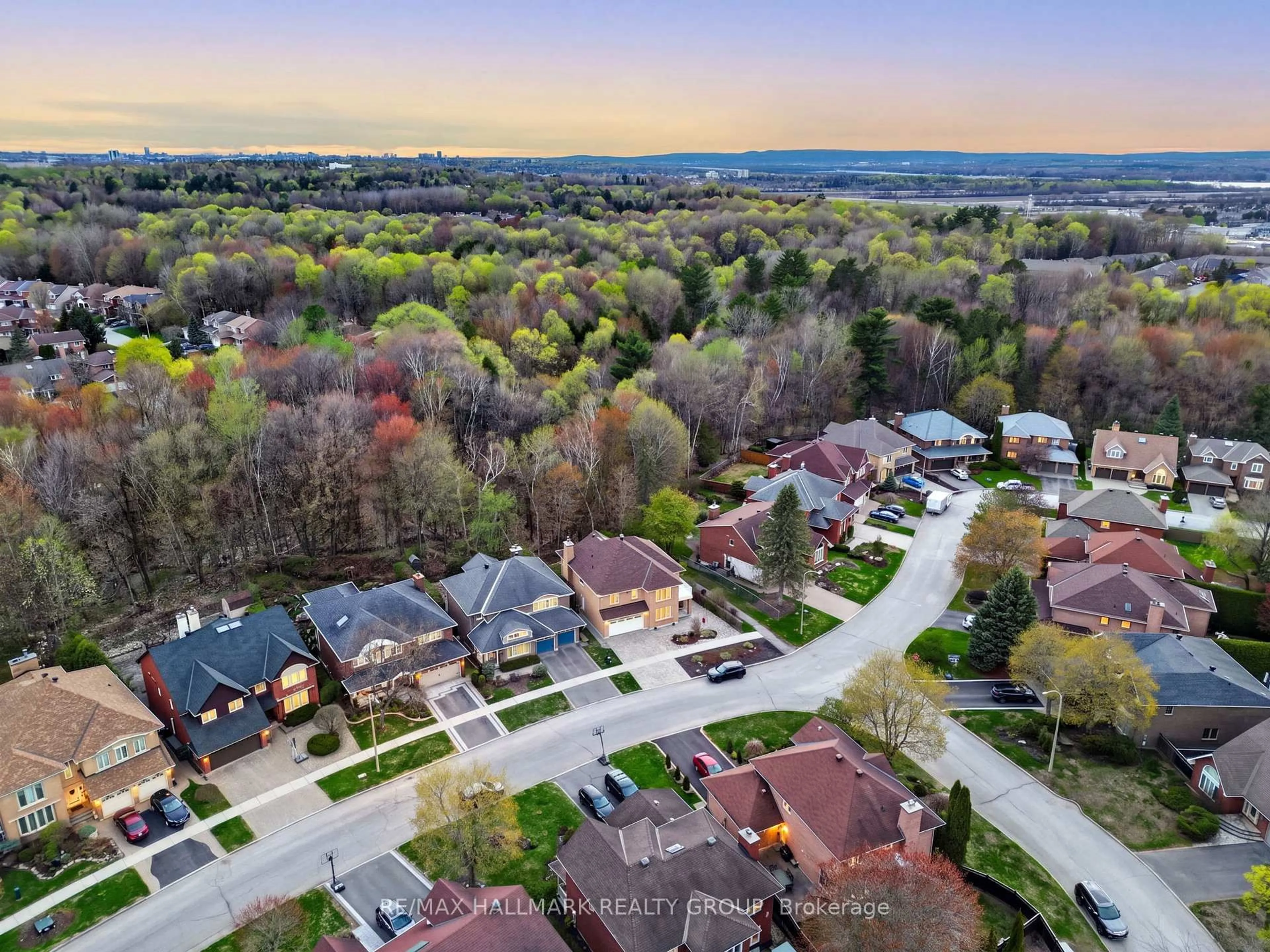A pic from outside/outdoor area/front of a property/back of a property/a pic from drone, unknown for 1671 Autumn Ridge Dr, Orleans Ontario K1C 6Y3