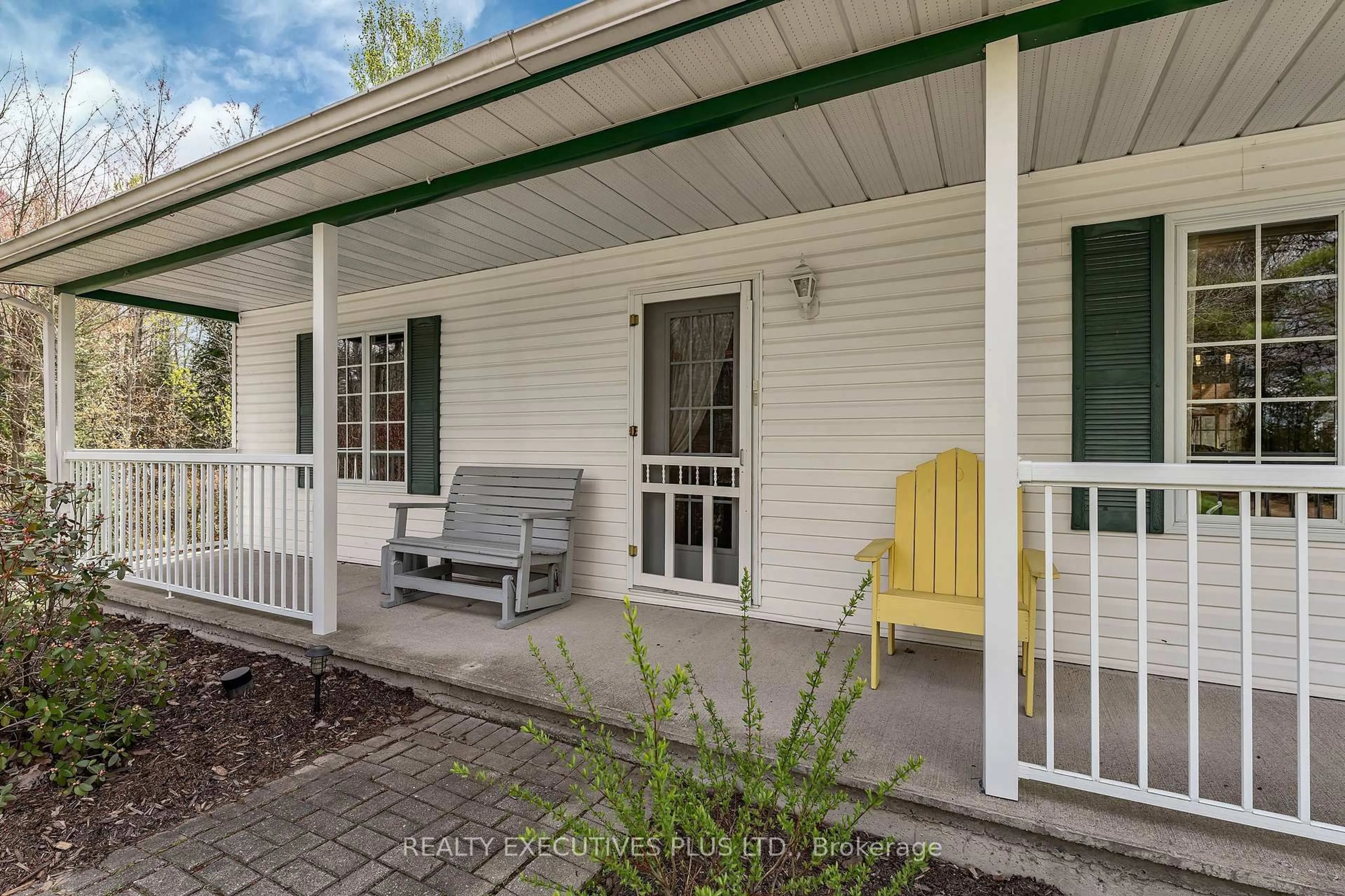 Patio, street for 538 Lajeunesse Rd, Alfred and Plantagenet Ontario K0B 1A0
