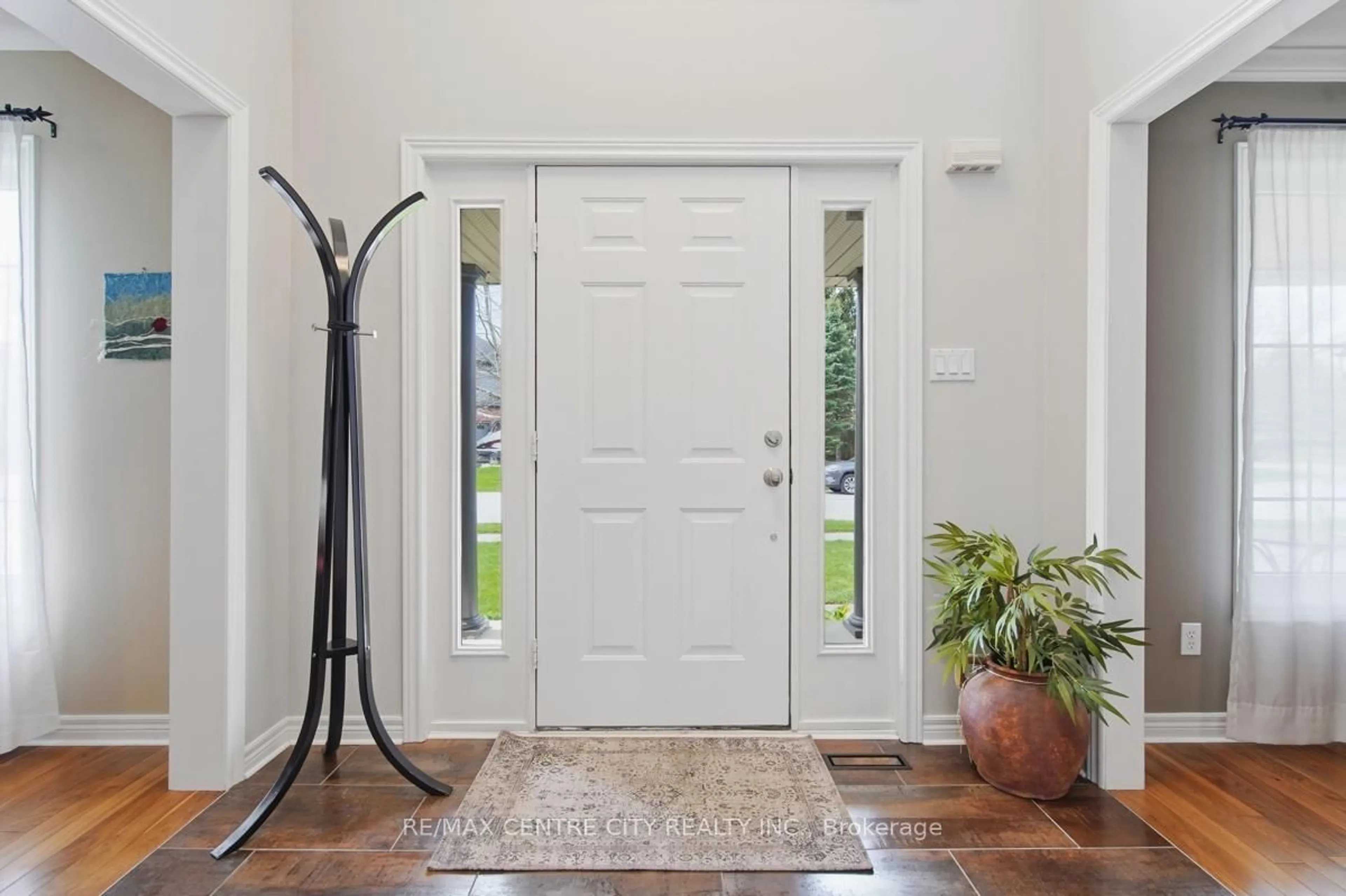 Indoor entryway for 6 Trillium Crt, Middlesex Centre Ontario N0M 2A0