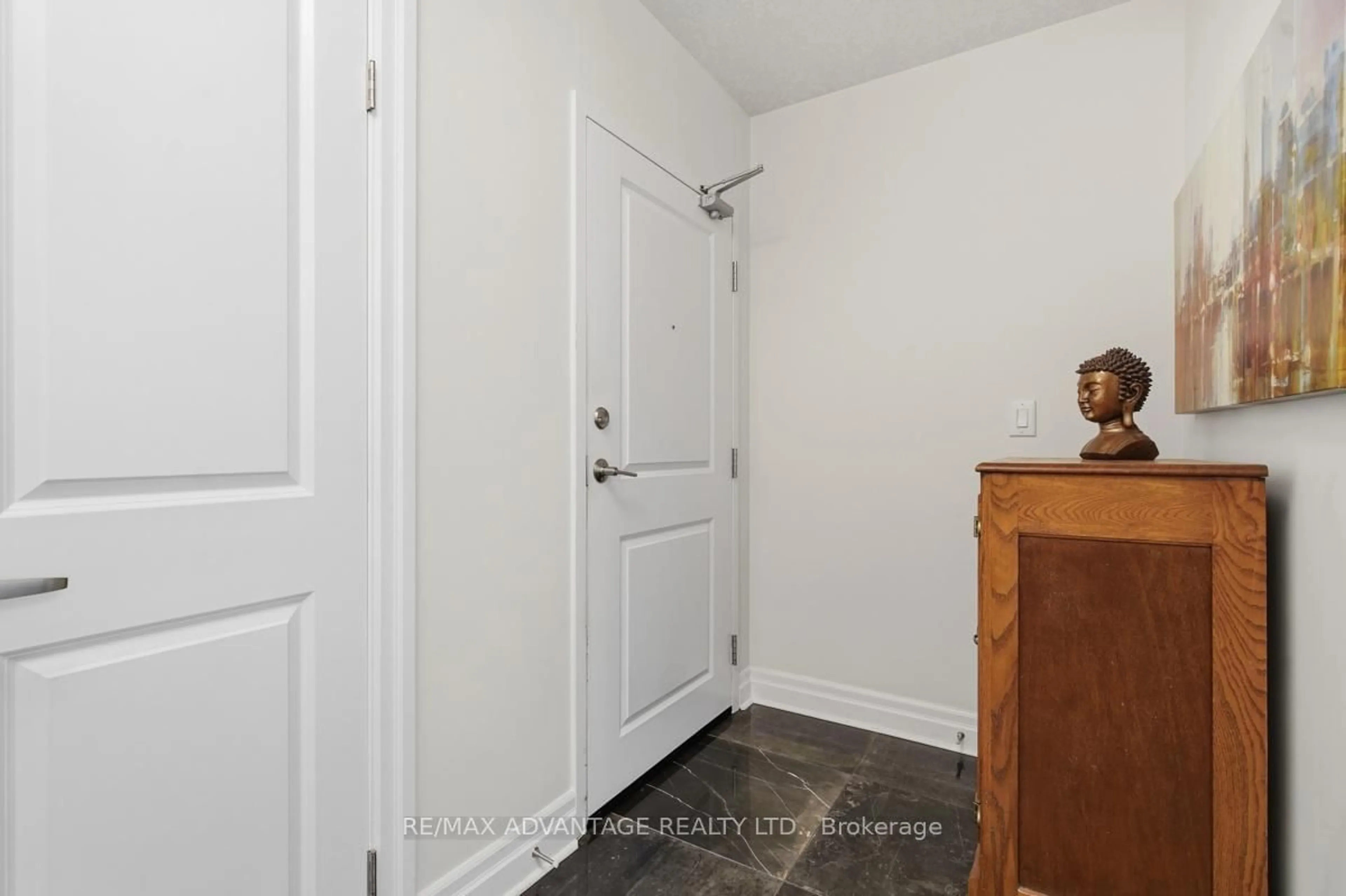 Indoor entryway for 240 Villagewalk Blvd #204, London North Ontario N6G 0P6