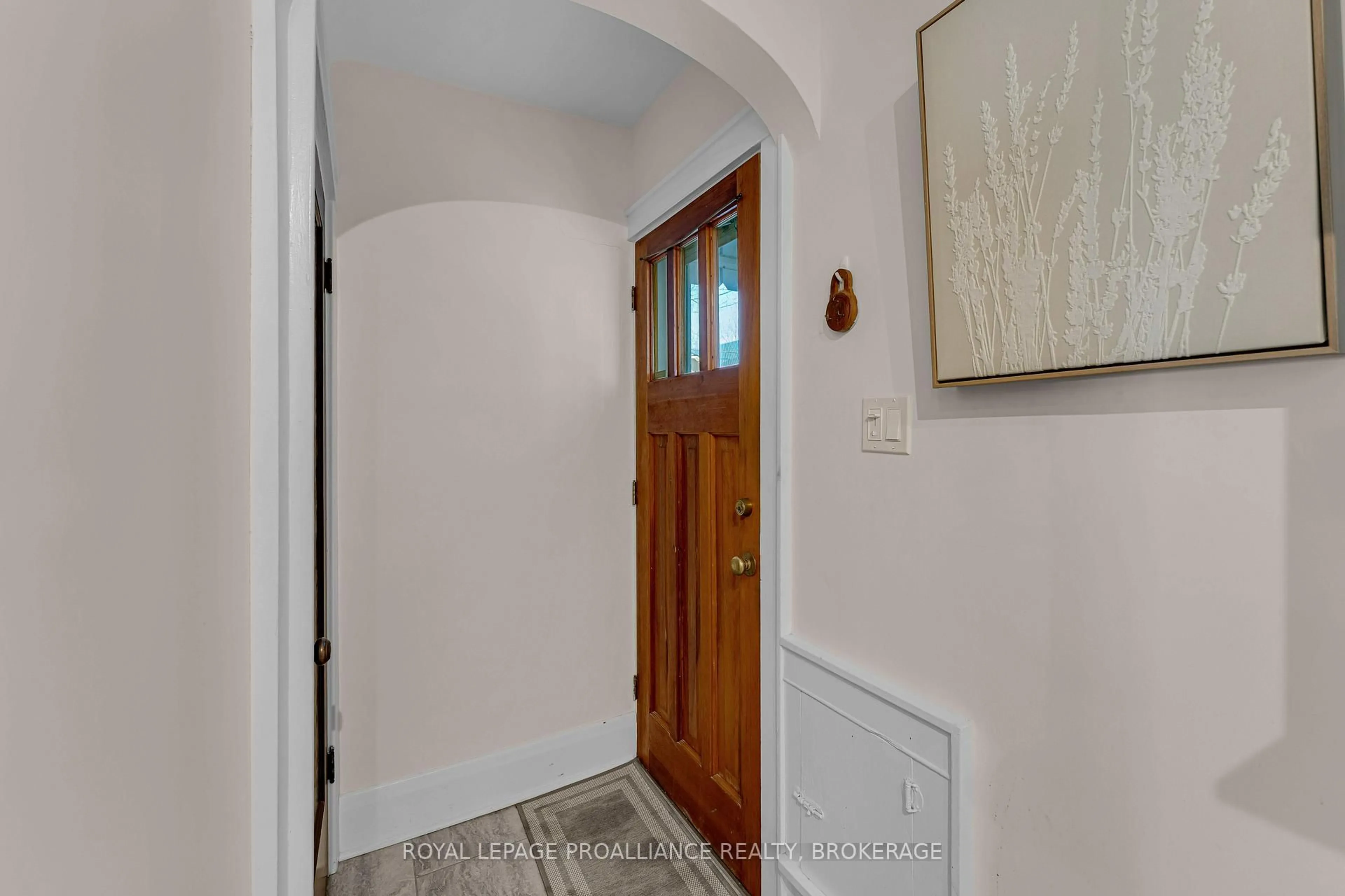 Indoor entryway for 32 Livingston Ave, Kingston Ontario K7L 4L2
