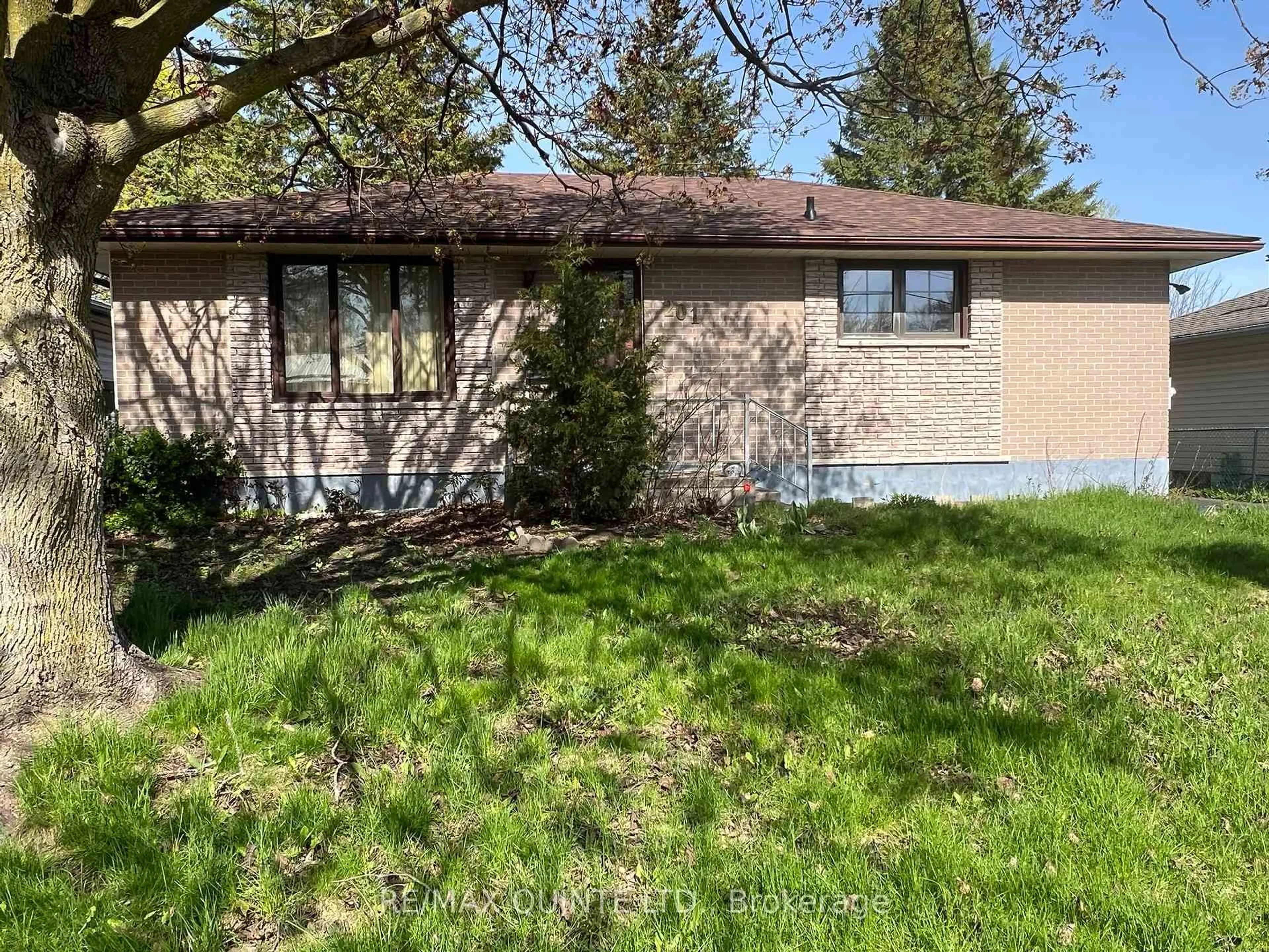 A pic from outside/outdoor area/front of a property/back of a property/a pic from drone, unknown for 201 Reid St, Quinte West Ontario K8V 5W4