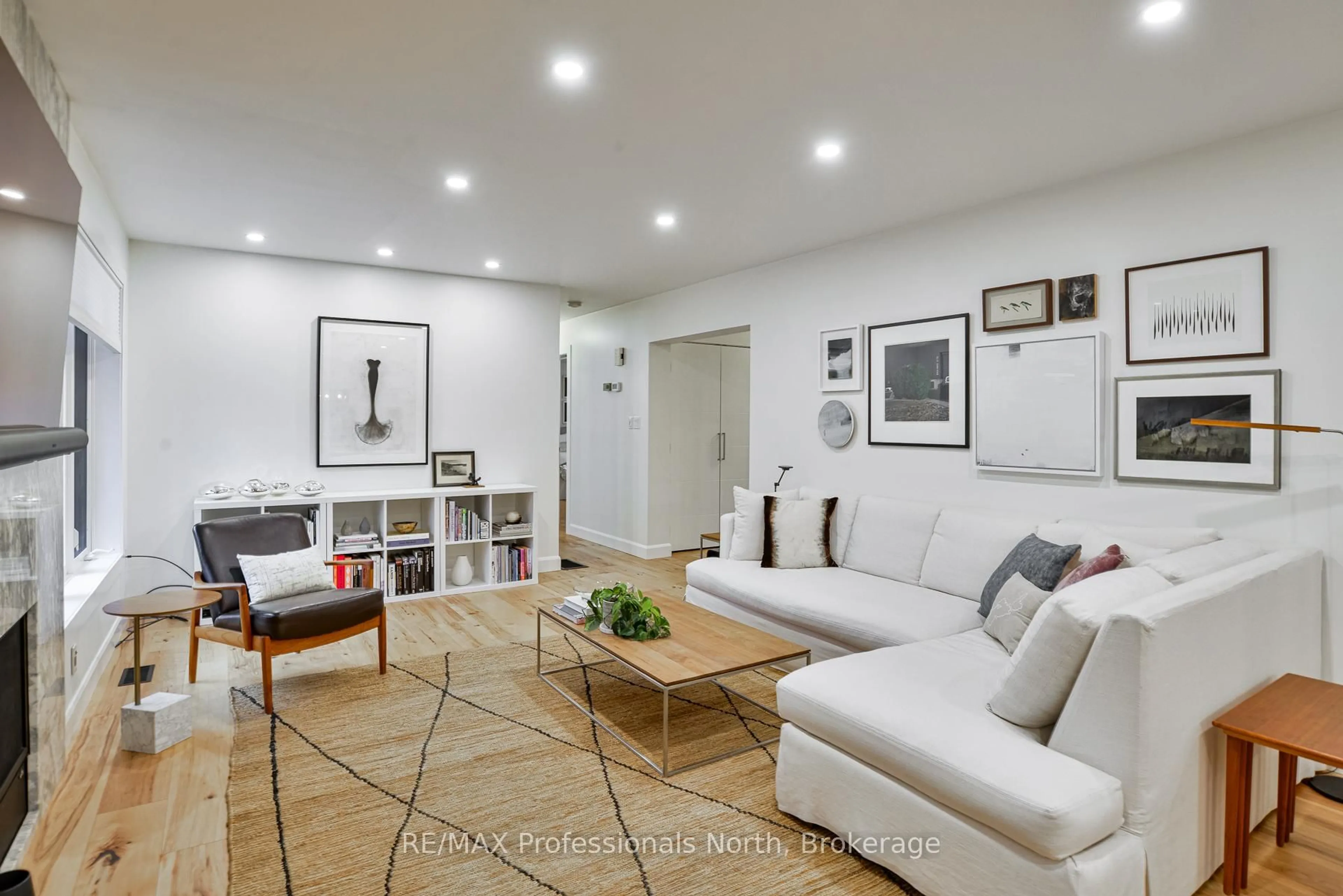 Living room with furniture, unknown for 225 Blanchard St, Gravenhurst Ontario P1P 1A8