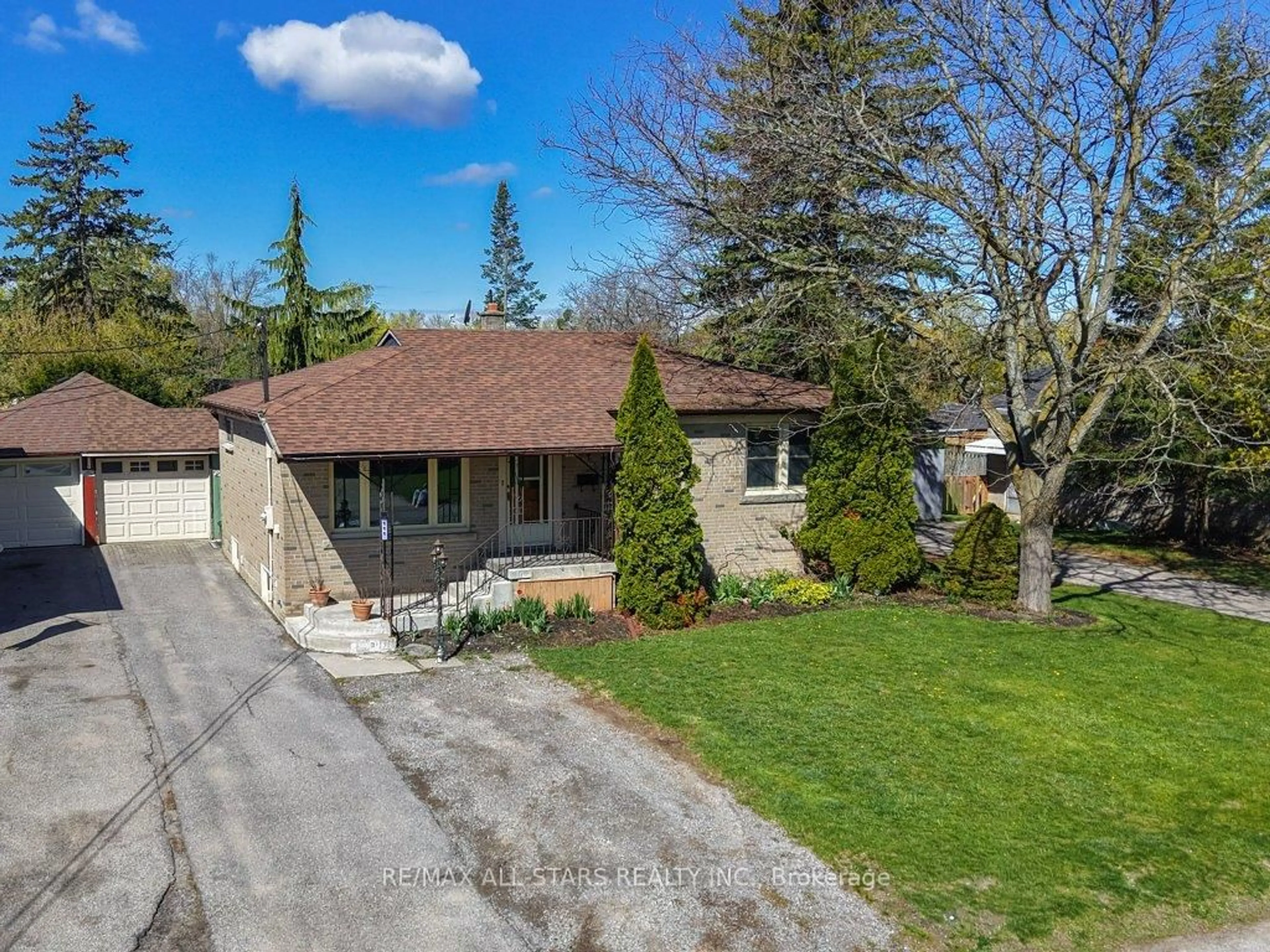 A pic from outside/outdoor area/front of a property/back of a property/a pic from drone, street for 111 Adelaide St, Kawartha Lakes Ontario K9V 4L8