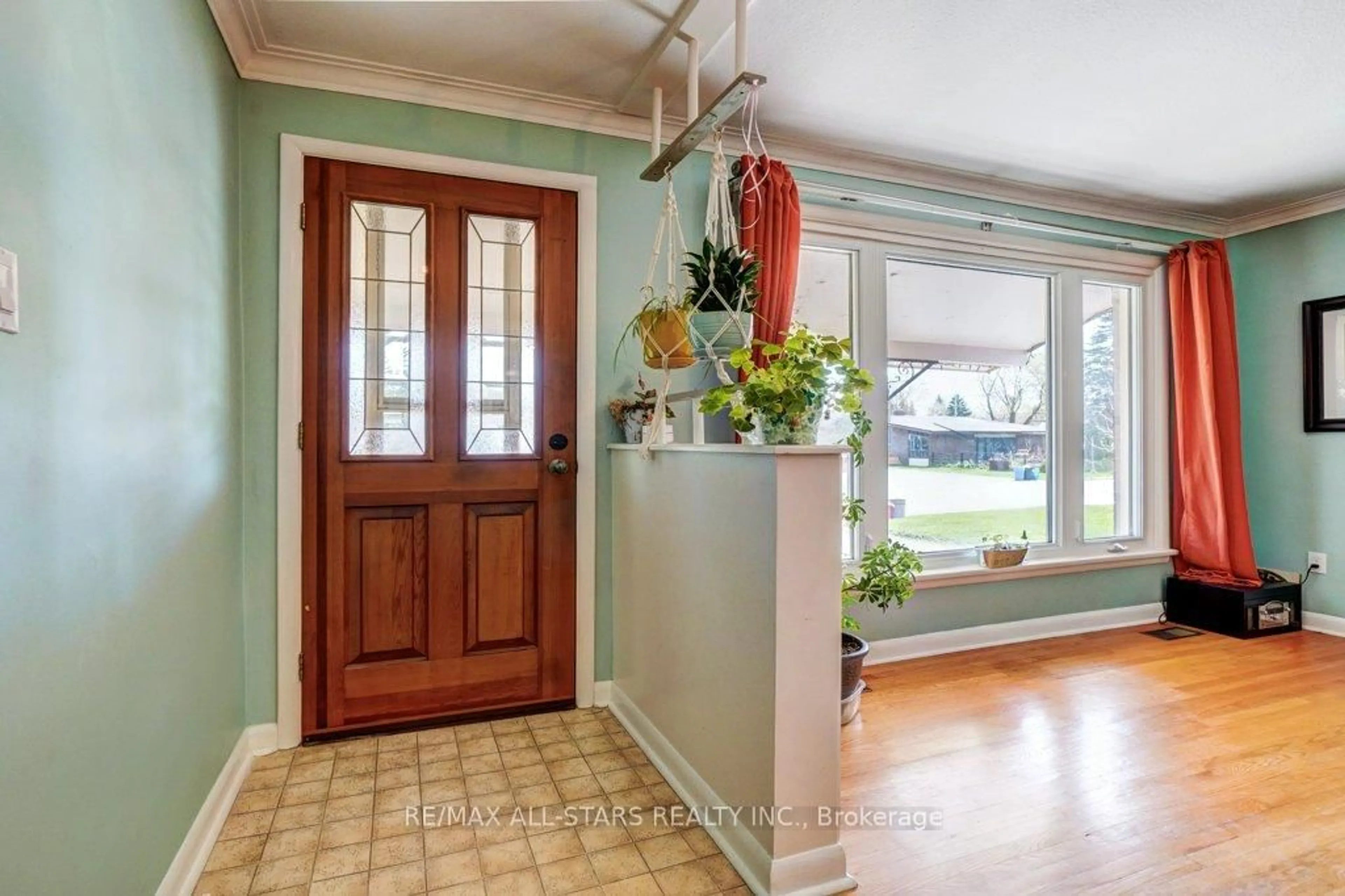 Indoor entryway for 111 Adelaide St, Kawartha Lakes Ontario K9V 4L8