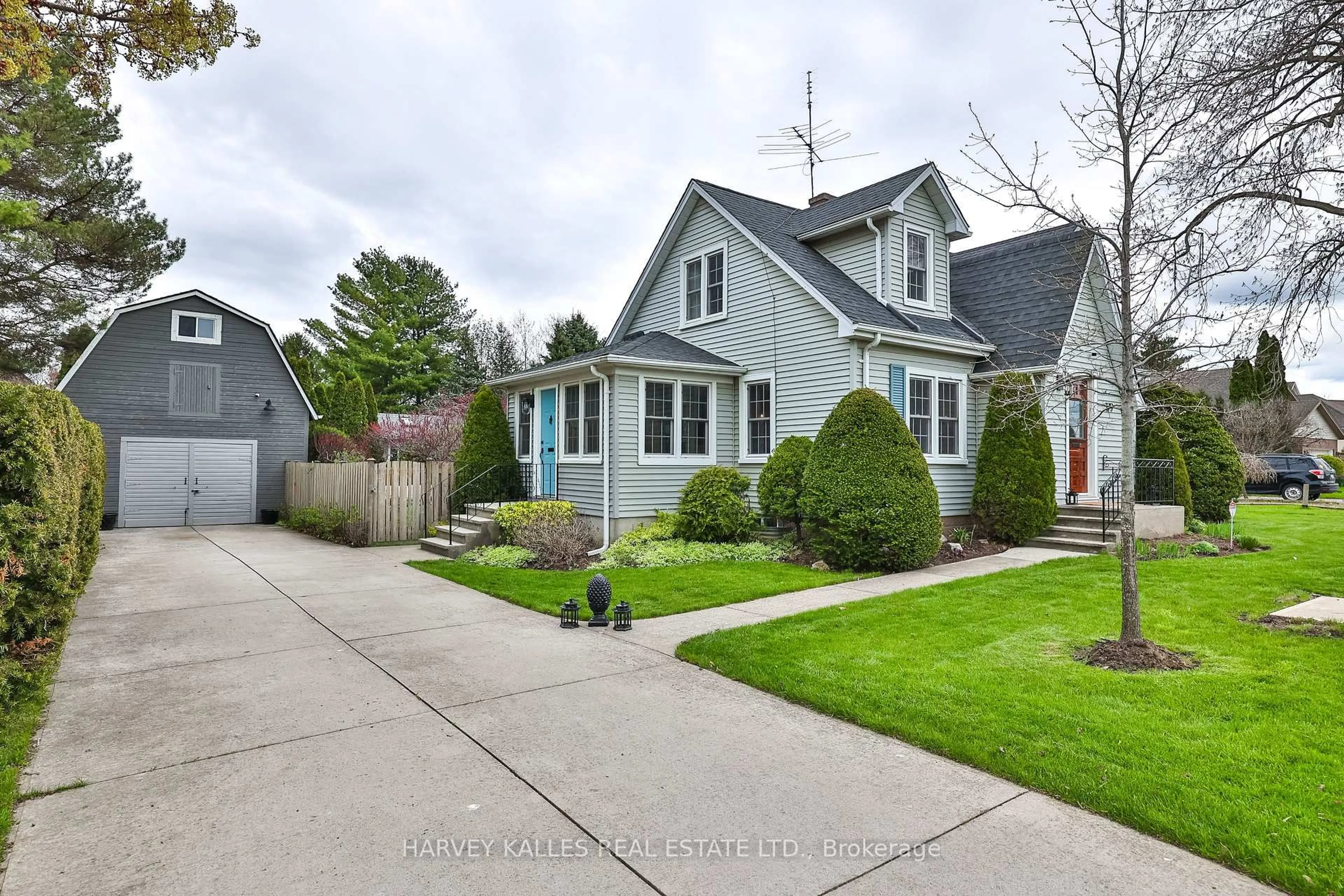 Home with vinyl exterior material, street for 179 Niagara St, Niagara-on-the-Lake Ontario L0S 1J0