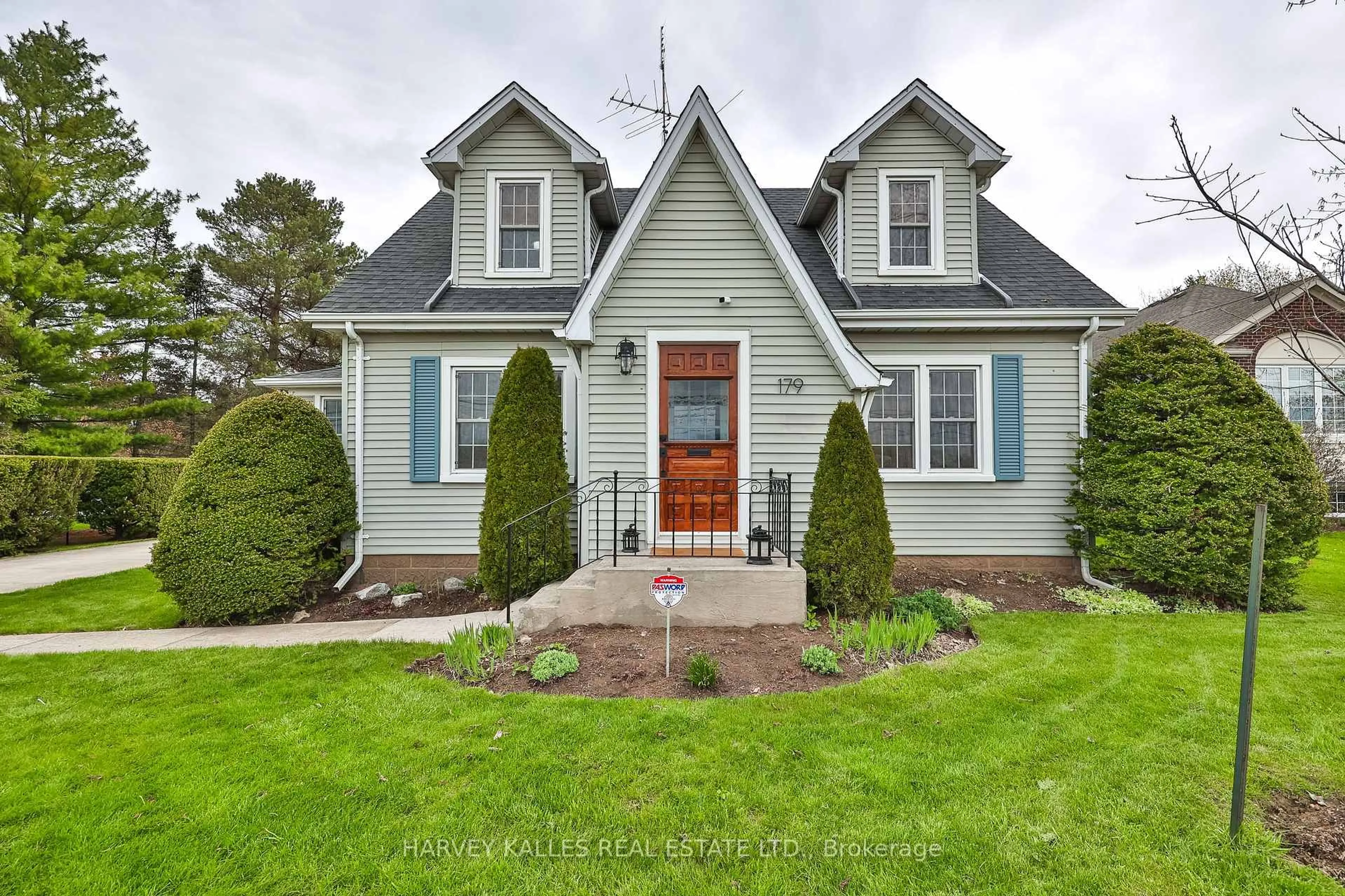 Home with vinyl exterior material, street for 179 Niagara St, Niagara-on-the-Lake Ontario L0S 1J0