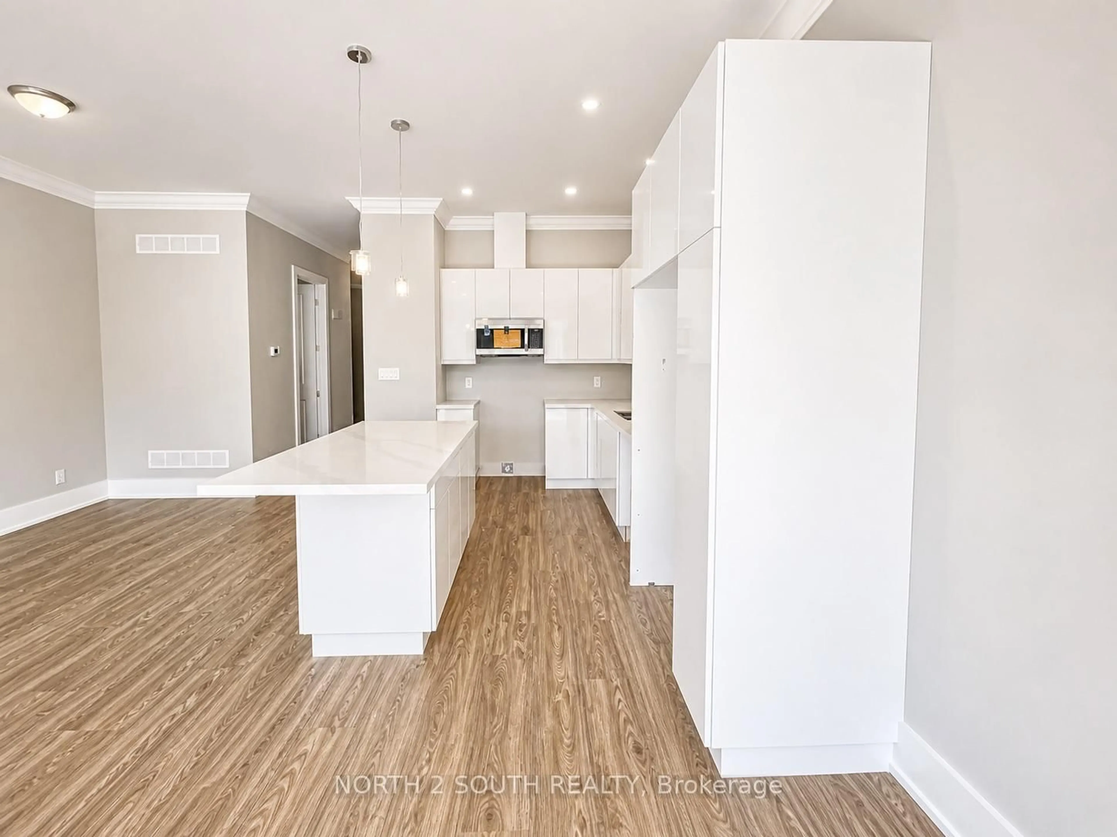 Open concept kitchen, wood/laminate floor for 1056 Hansler Rd, Welland Ontario L3C 7M5