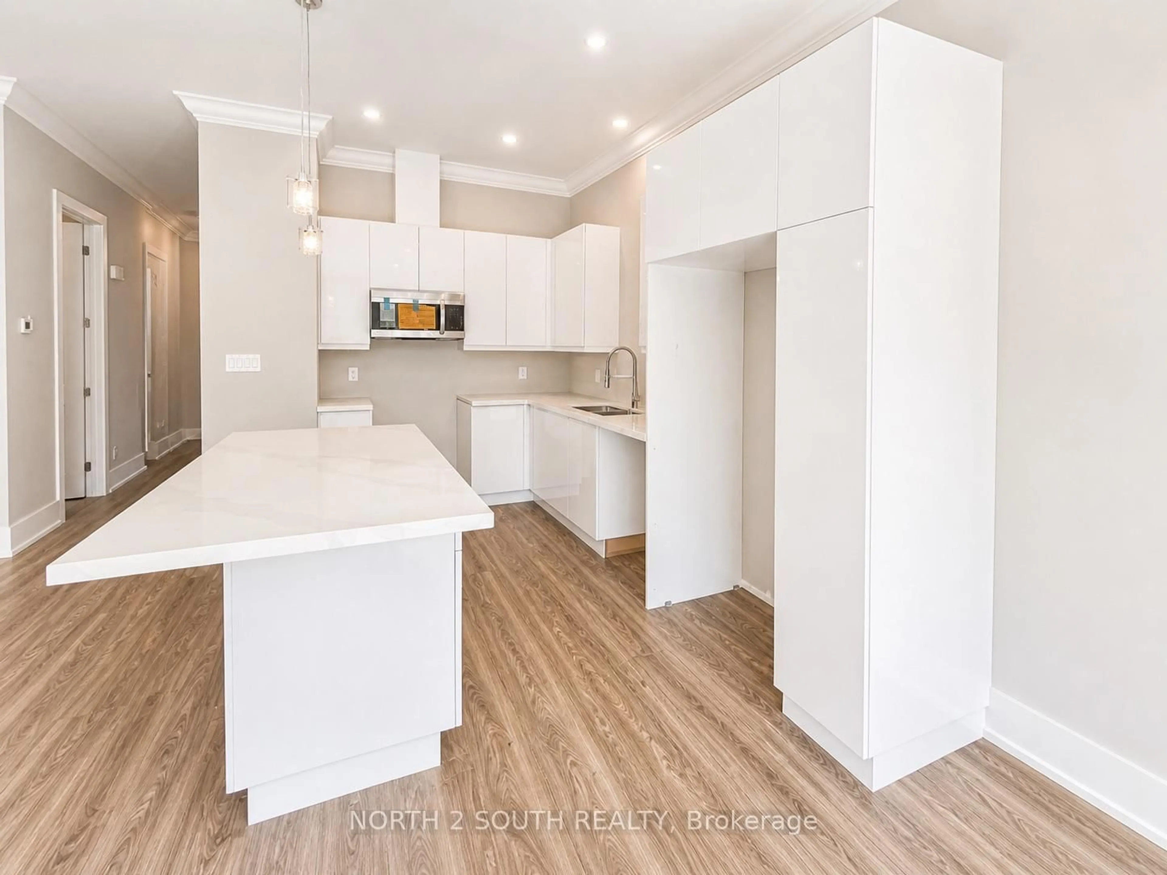 Open concept kitchen, wood/laminate floor for 1056 Hansler Rd, Welland Ontario L3C 7M5