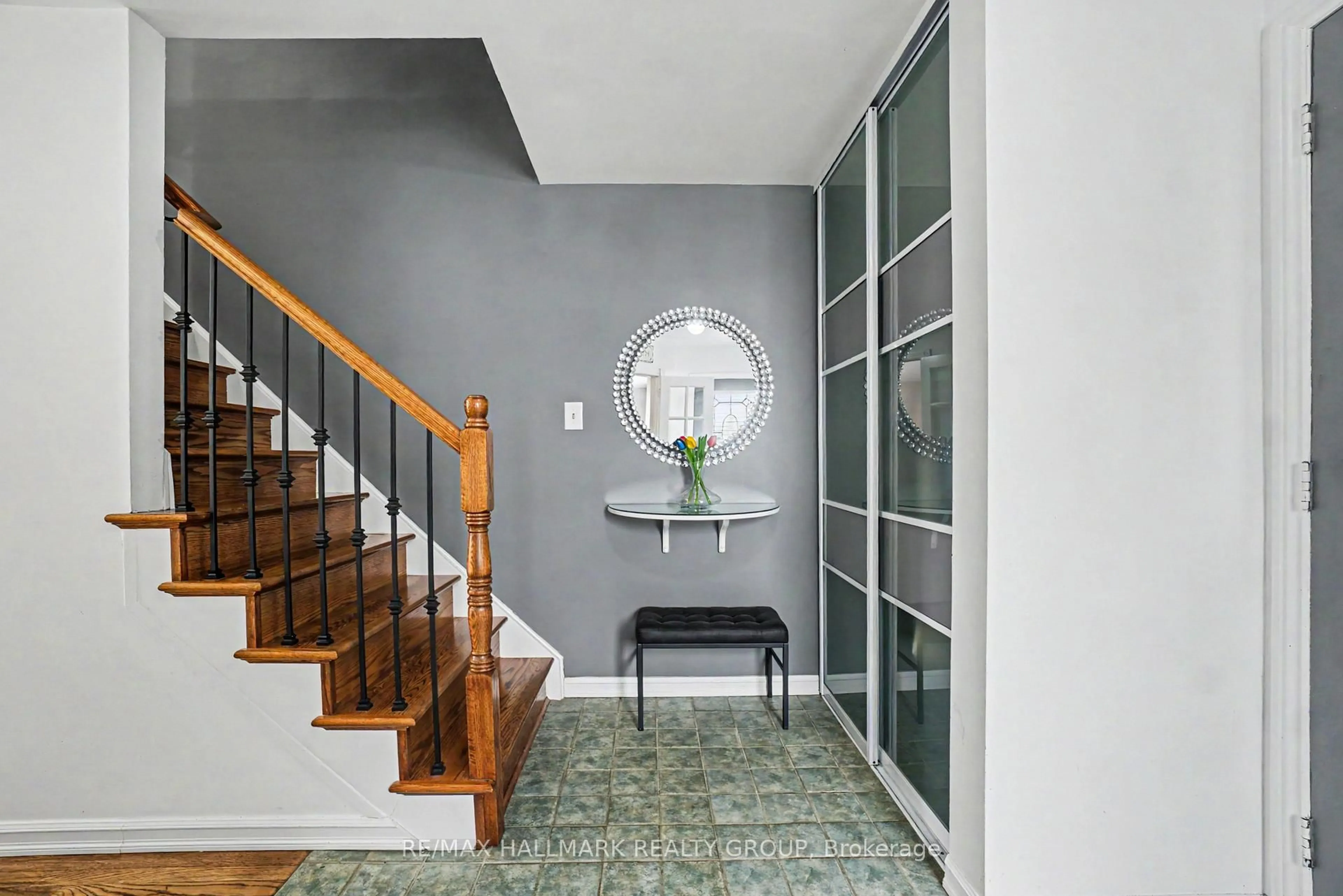 Indoor entryway for 2056 Wildflower Dr, Orleans Ontario K1E 3R3