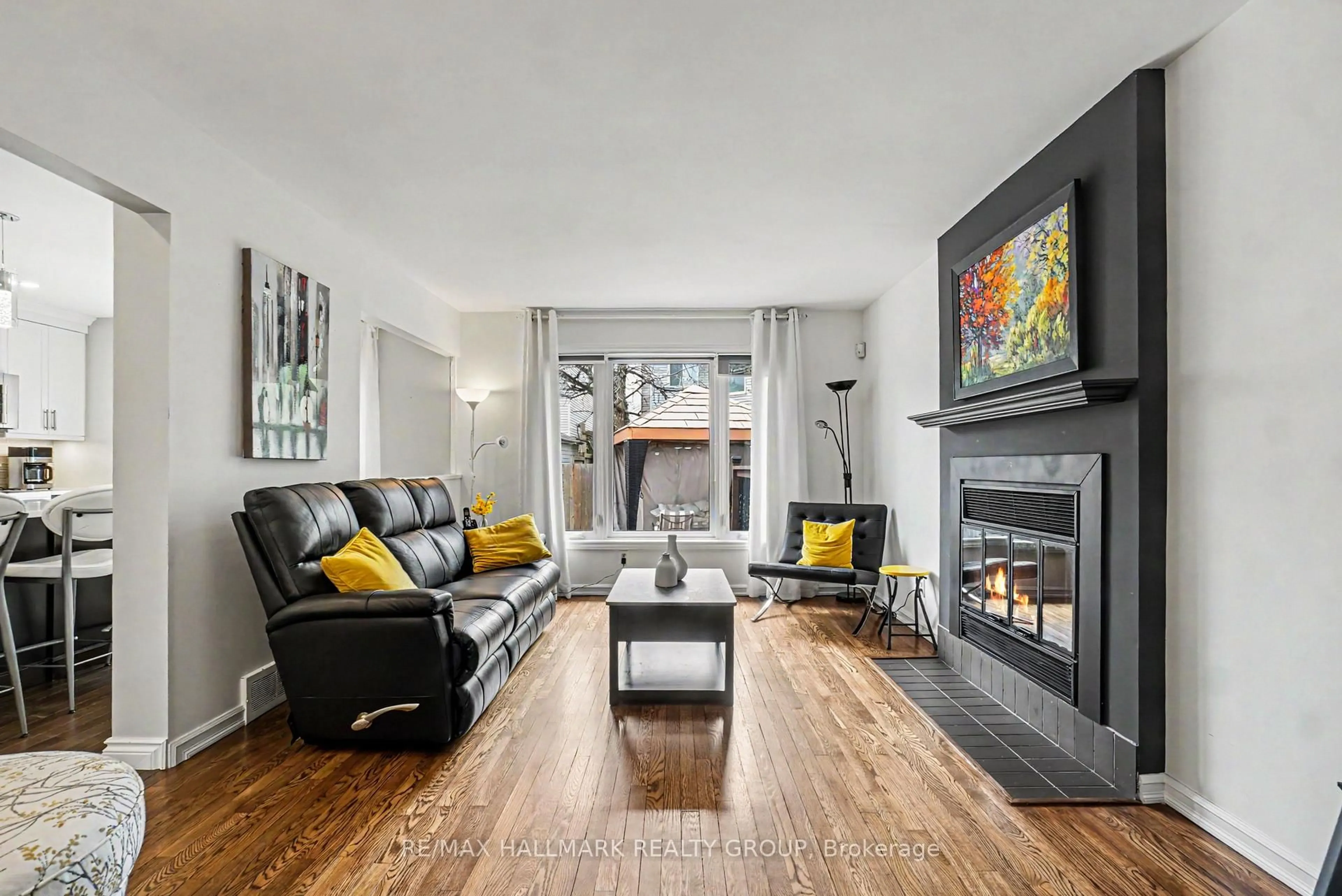 Living room with furniture, unknown for 2056 Wildflower Dr, Orleans Ontario K1E 3R3
