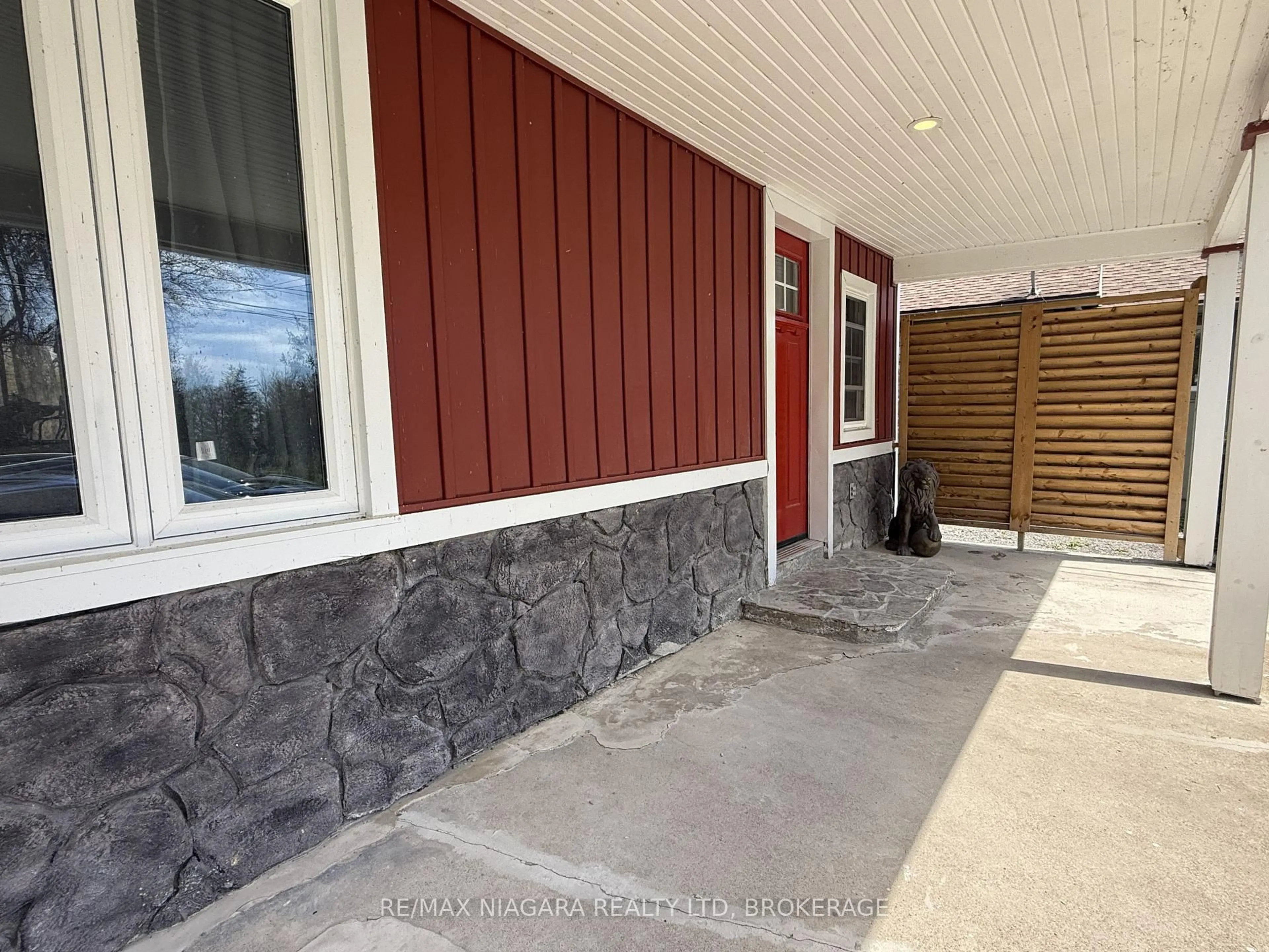 Indoor entryway for 3054 Thunder Bay Rd, Fort Erie Ontario L0S 1N0