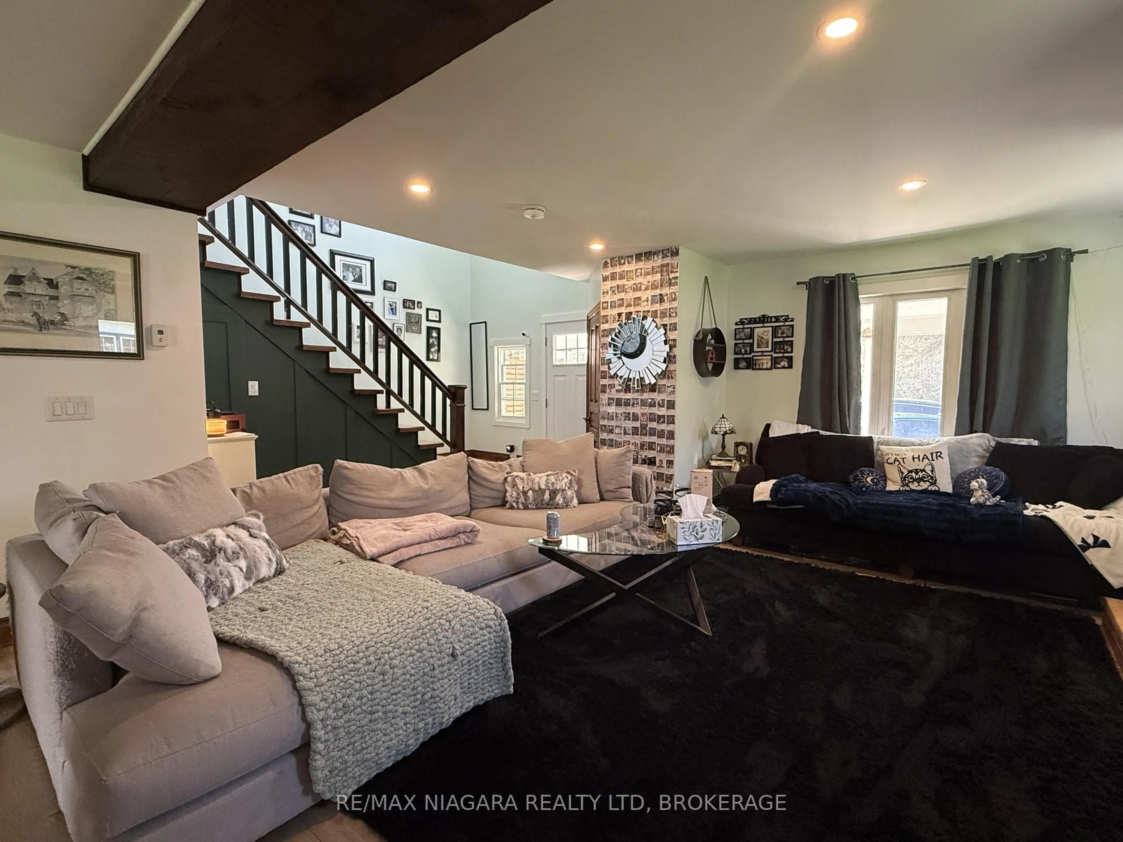 Living room with furniture, unknown for 3054 Thunder Bay Rd, Fort Erie Ontario L0S 1N0
