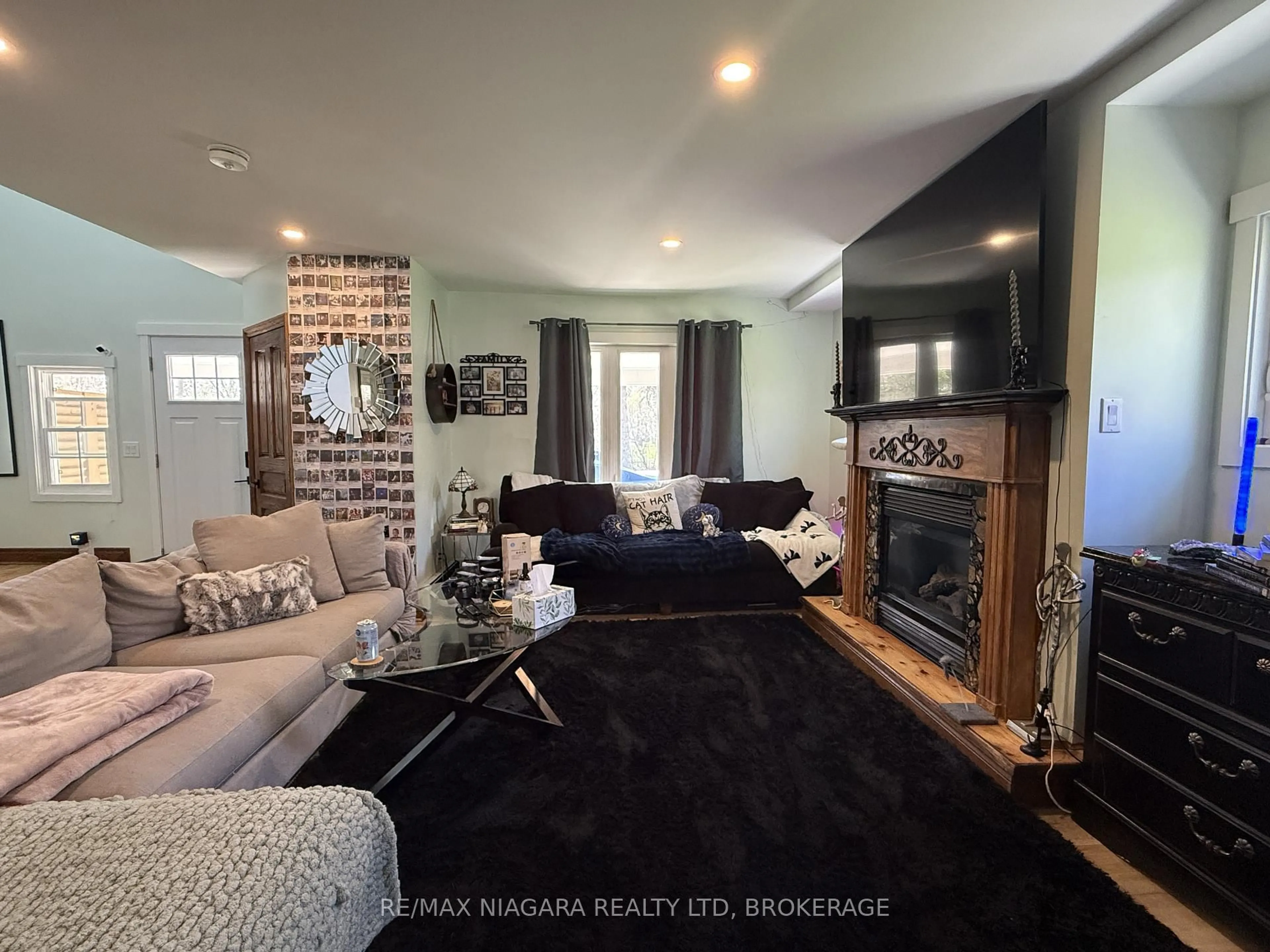 Living room with furniture, unknown for 3054 Thunder Bay Rd, Fort Erie Ontario L0S 1N0