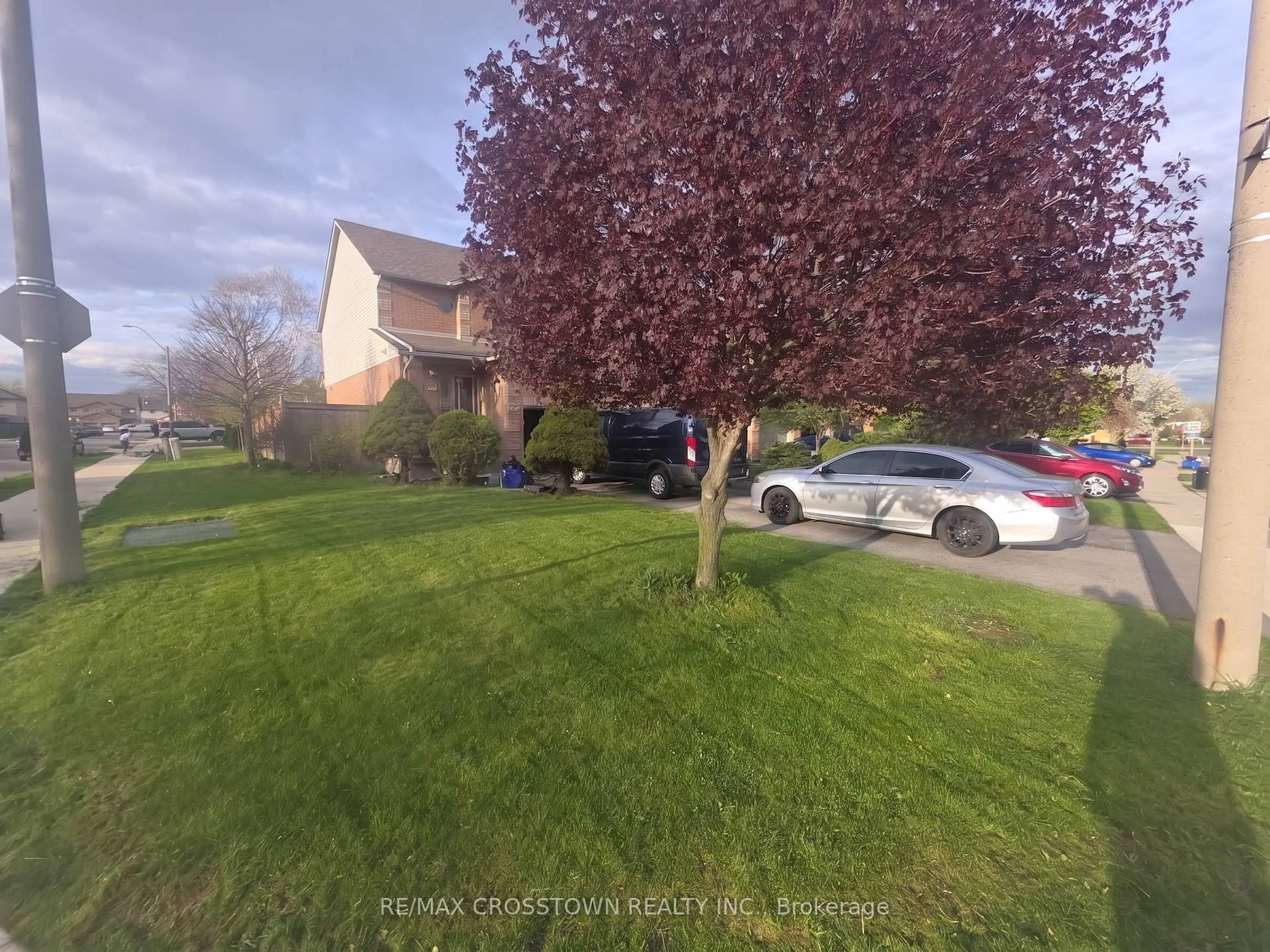 A pic from outside/outdoor area/front of a property/back of a property/a pic from drone, street for 125 Terni Blvd, Hamilton Ontario L8W 3W4