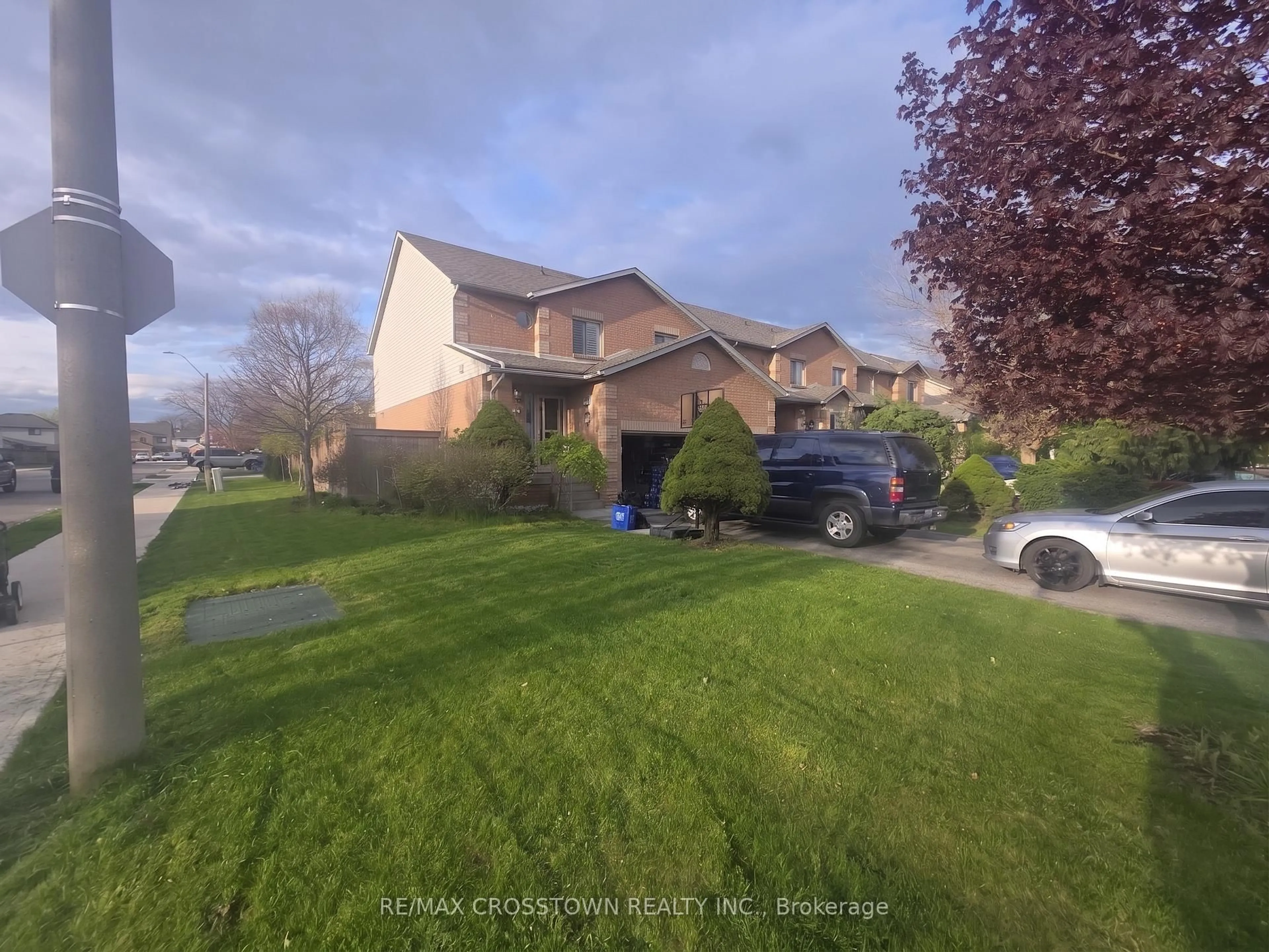 A pic from outside/outdoor area/front of a property/back of a property/a pic from drone, street for 125 Terni Blvd, Hamilton Ontario L8W 3W4