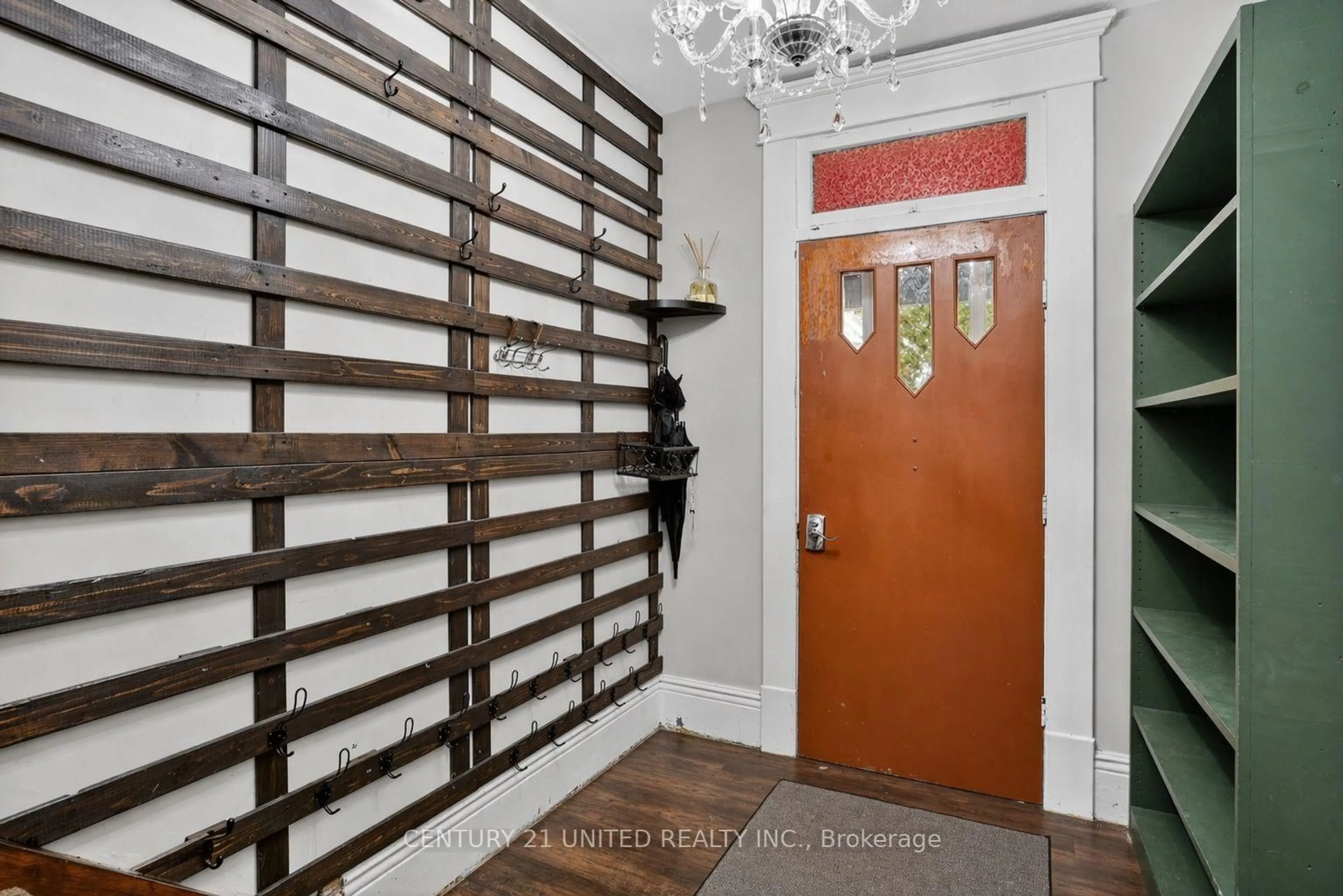 Indoor entryway for 201 Romaine St, Peterborough Ontario K9J 2C3
