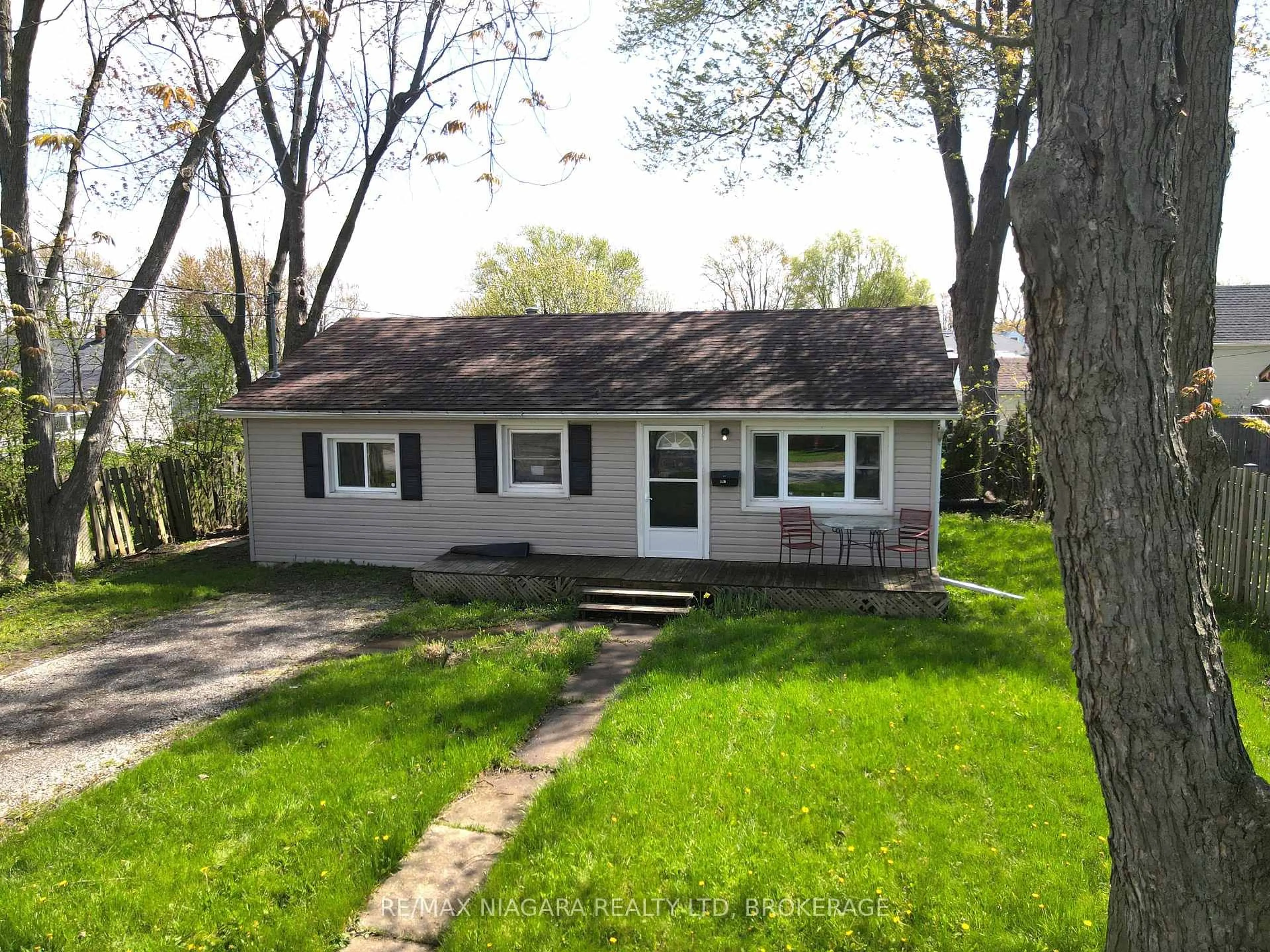 A pic from outside/outdoor area/front of a property/back of a property/a pic from drone, street for 155 Douglas St, Fort Erie Ontario L2A 3X1