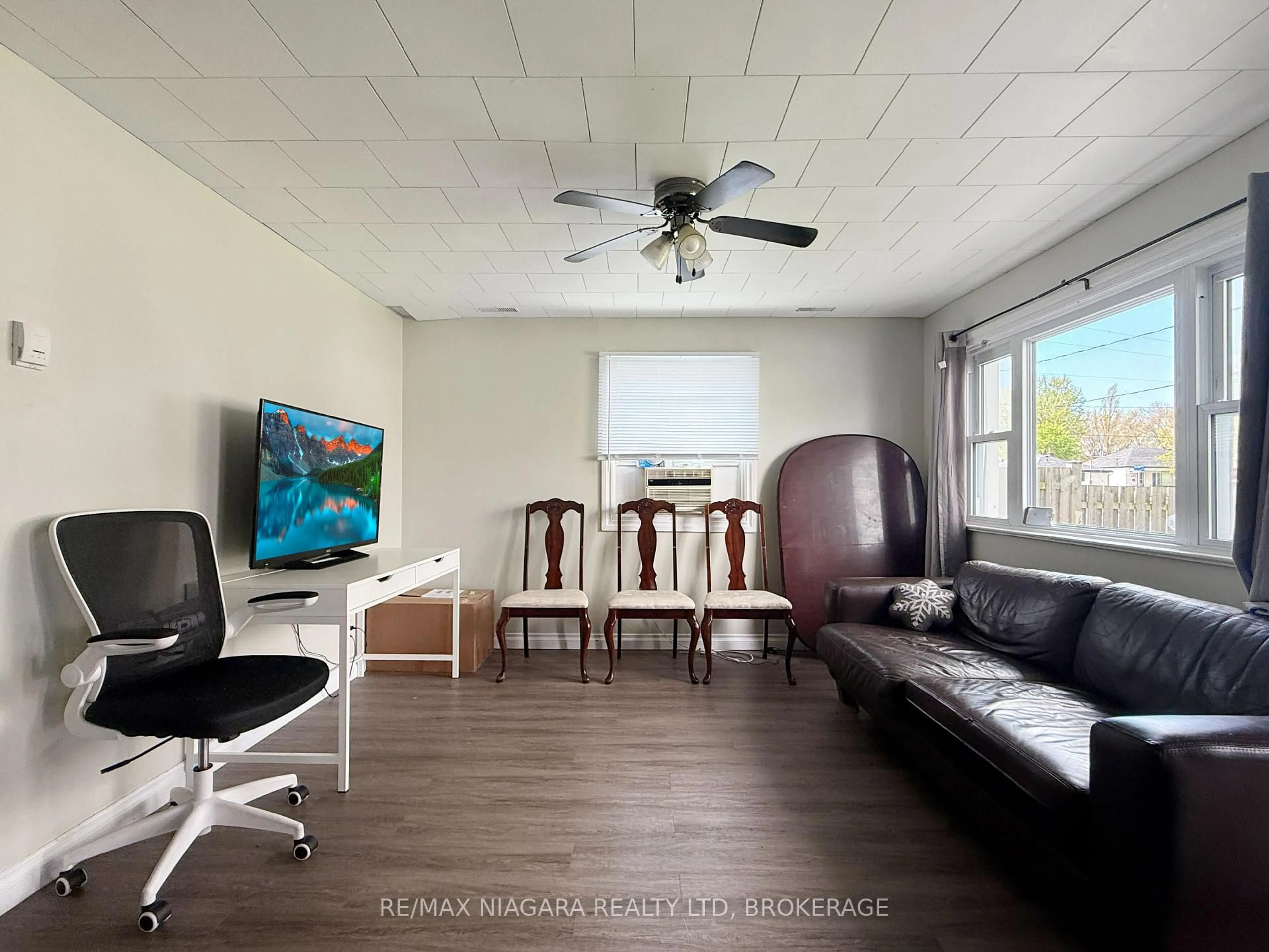 Living room with furniture, unknown for 155 Douglas St, Fort Erie Ontario L2A 3X1
