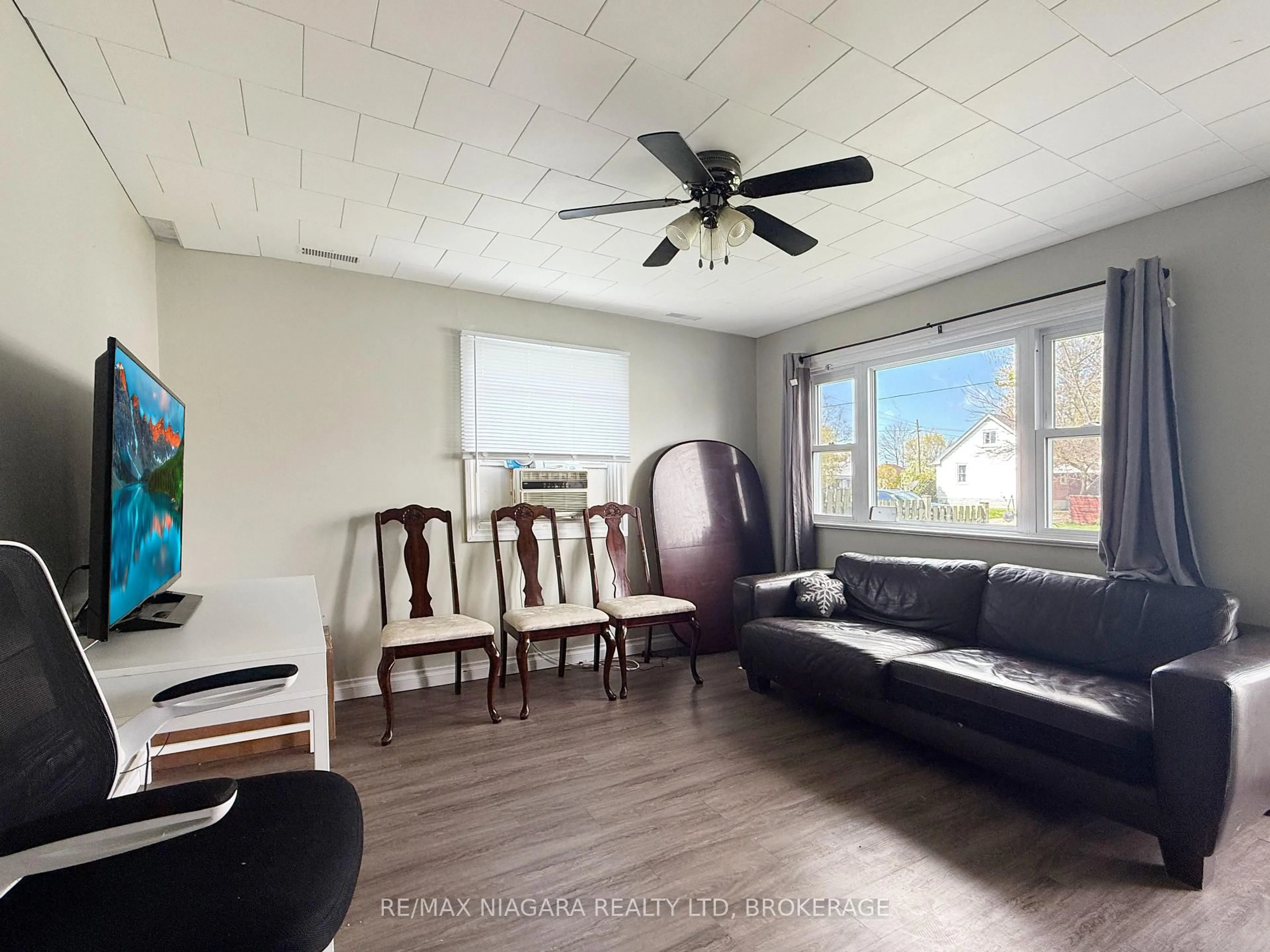 Living room with furniture, wood/laminate floor for 155 Douglas St, Fort Erie Ontario L2A 3X1