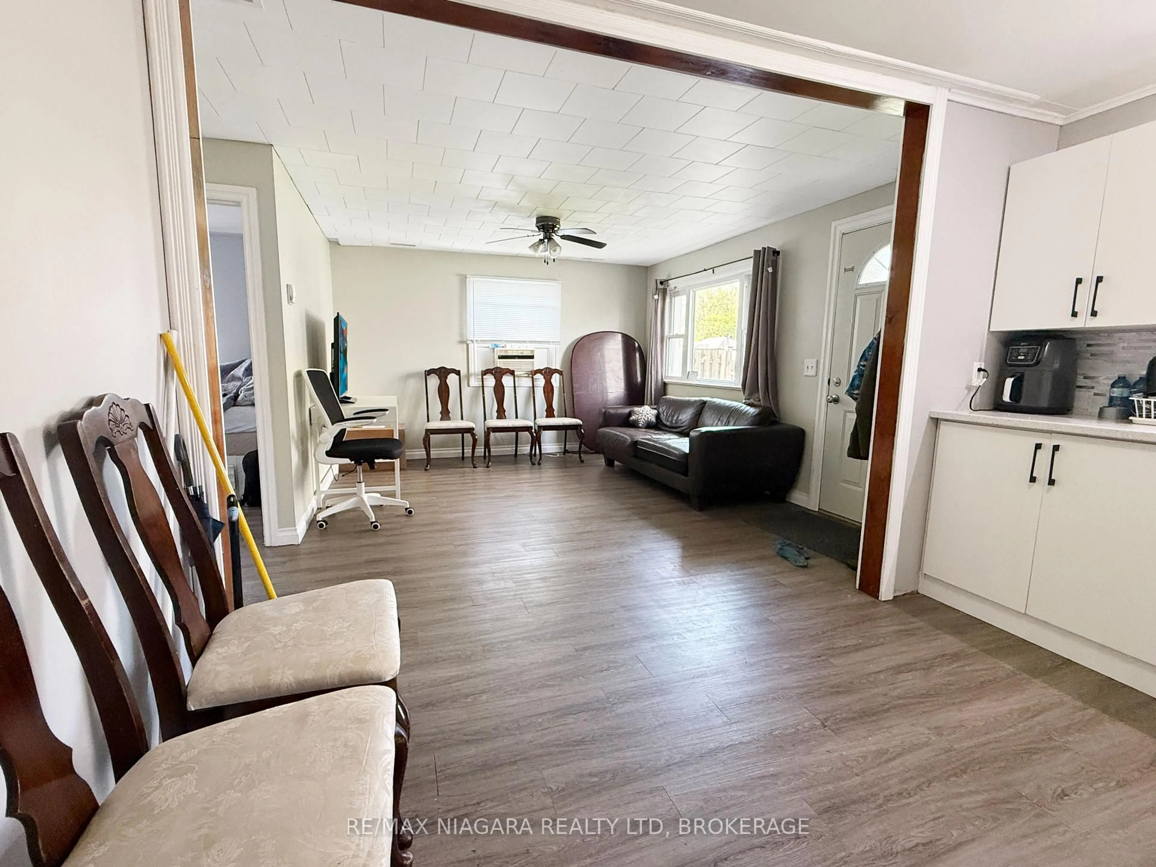 Living room with furniture, unknown for 155 Douglas St, Fort Erie Ontario L2A 3X1