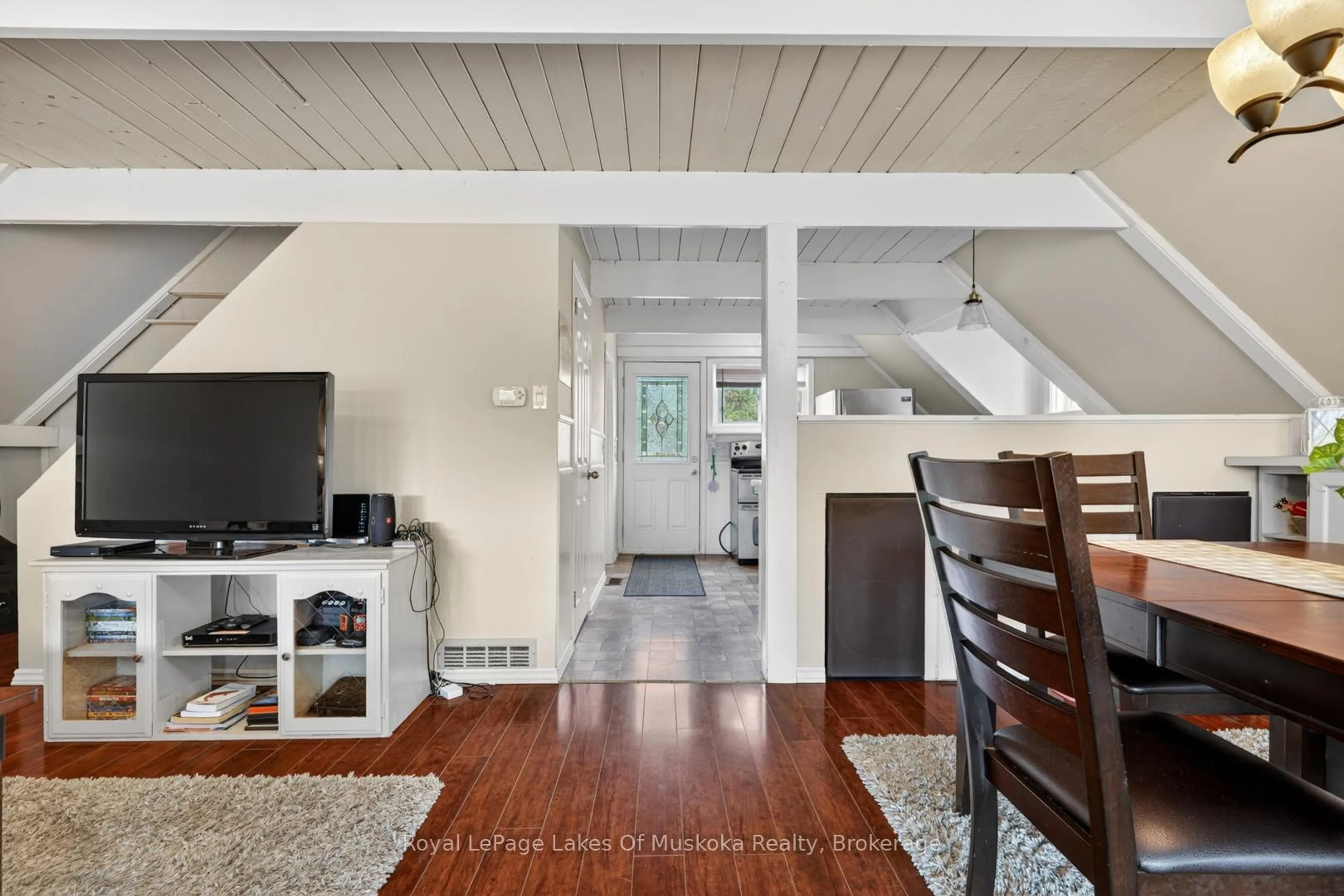 Indoor entryway for 985 Katrine Rd, Armour Ontario P0A 1C0