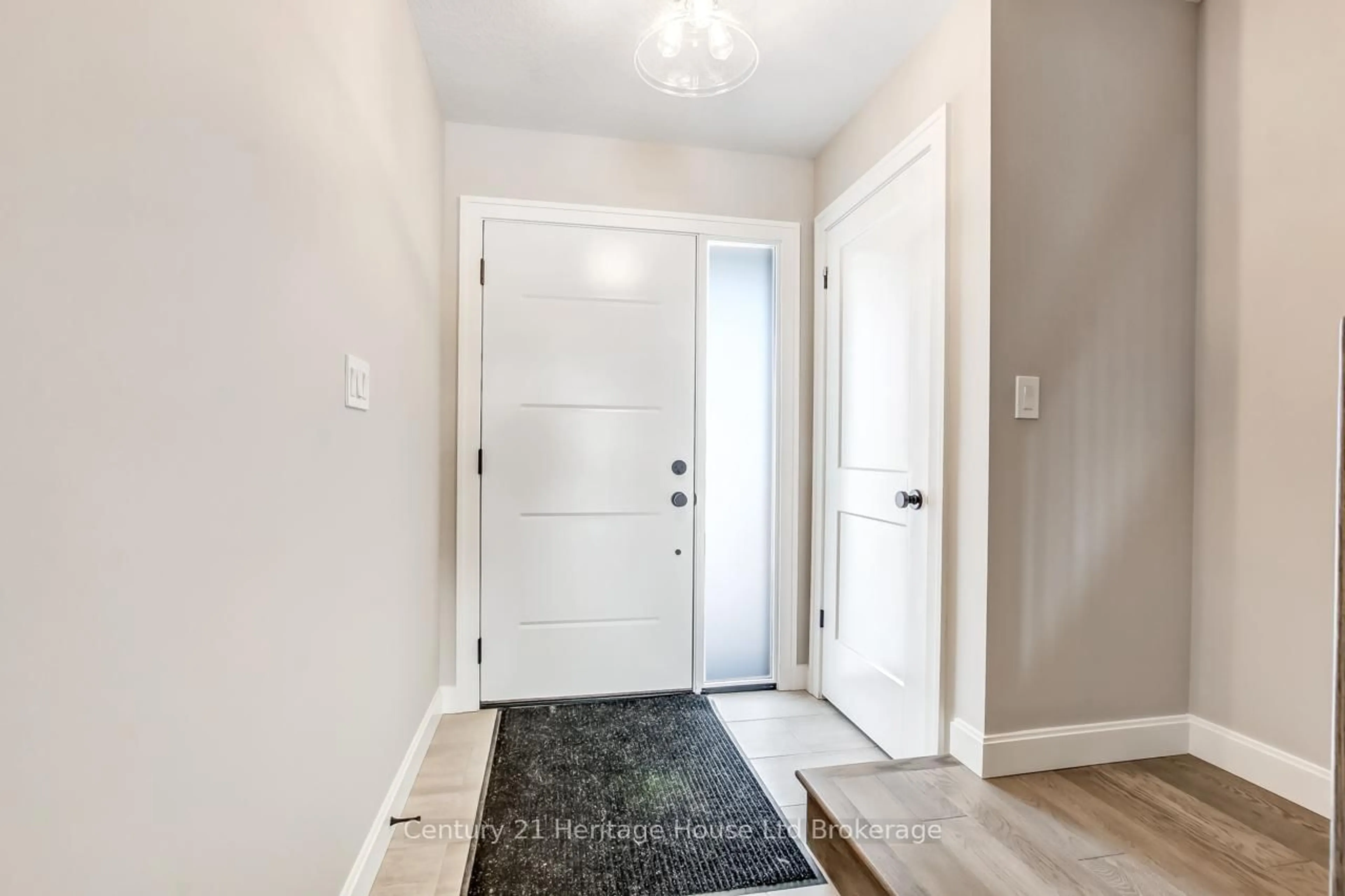 Indoor entryway for 323 Anderson St, Woodstock Ontario N4S 0G6