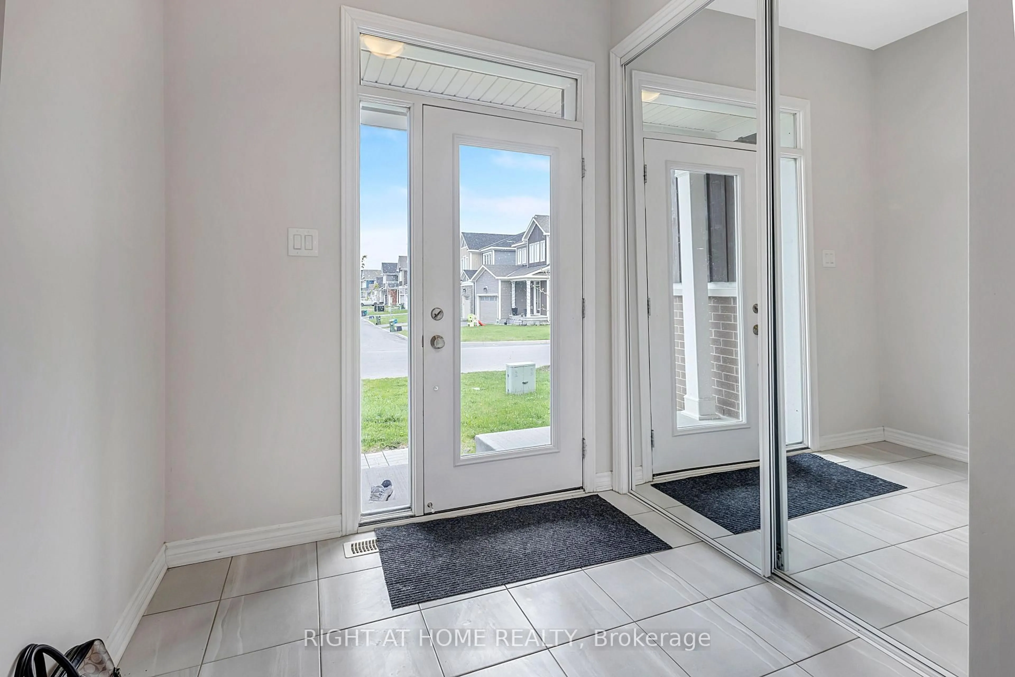 Indoor entryway for 206 PURSUIT Terr, Richmond Ontario K0A 2Z0
