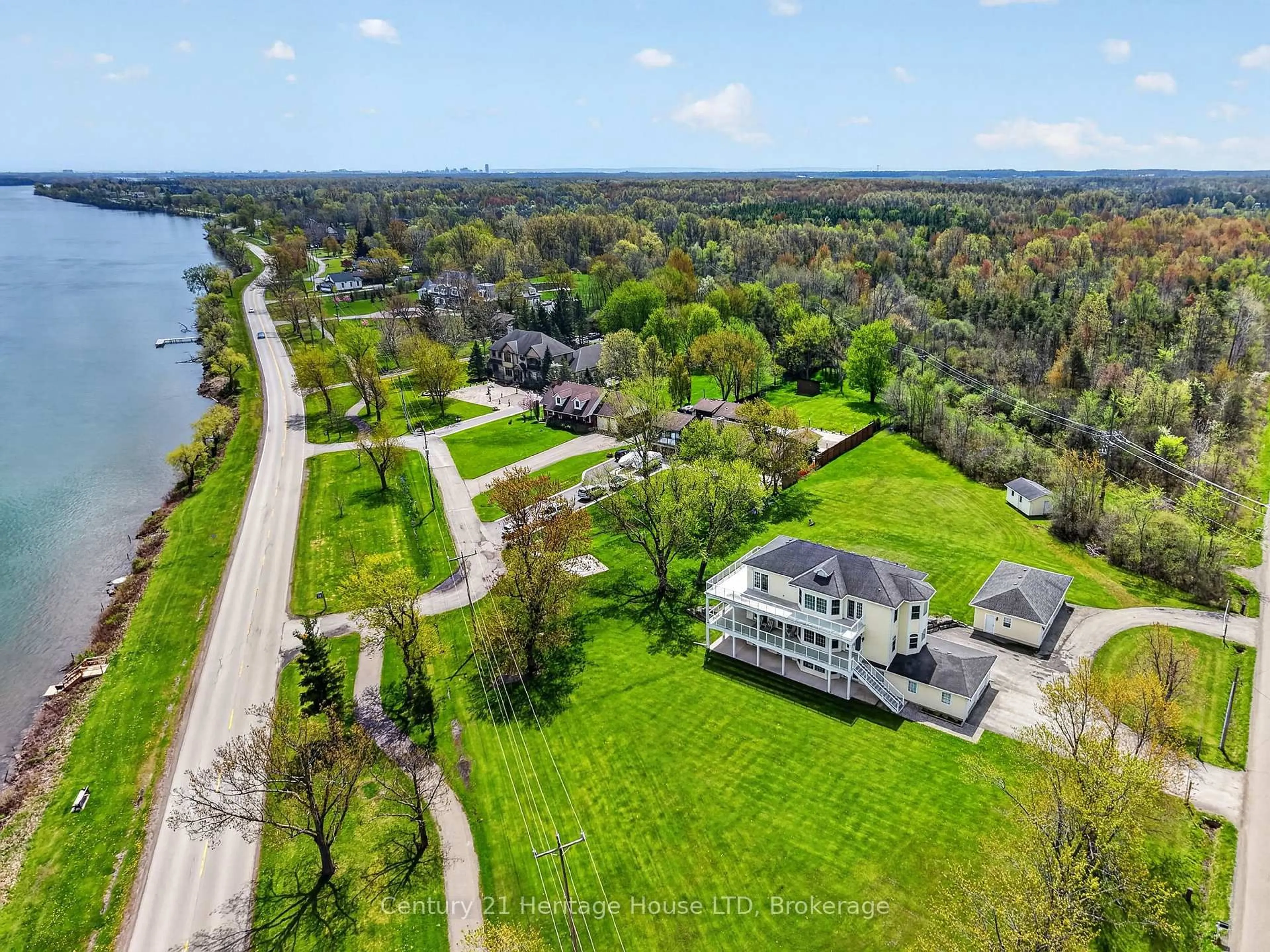 A pic from outside/outdoor area/front of a property/back of a property/a pic from drone, water/lake/river/ocean view for 4069 Niagara River Pkwy, Fort Erie Ontario L0S 1S0