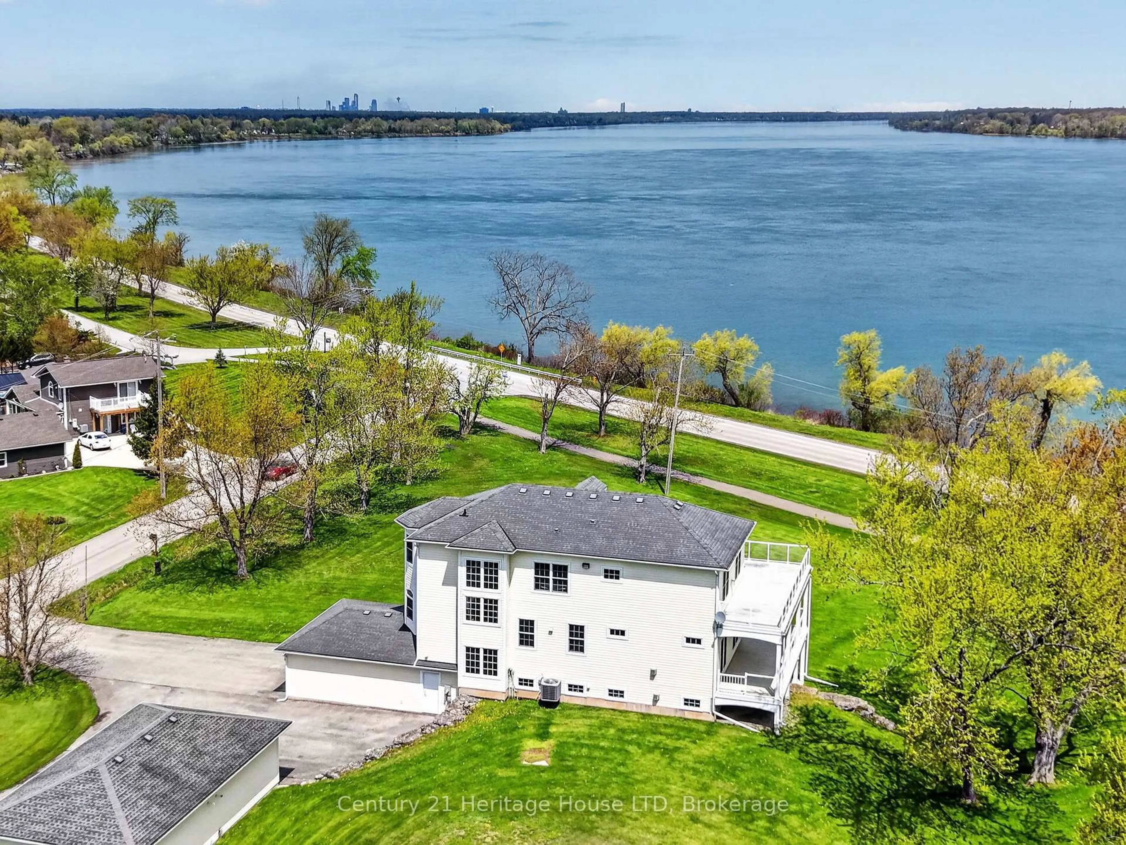 A pic from outside/outdoor area/front of a property/back of a property/a pic from drone, water/lake/river/ocean view for 4069 Niagara River Pkwy, Fort Erie Ontario L0S 1S0