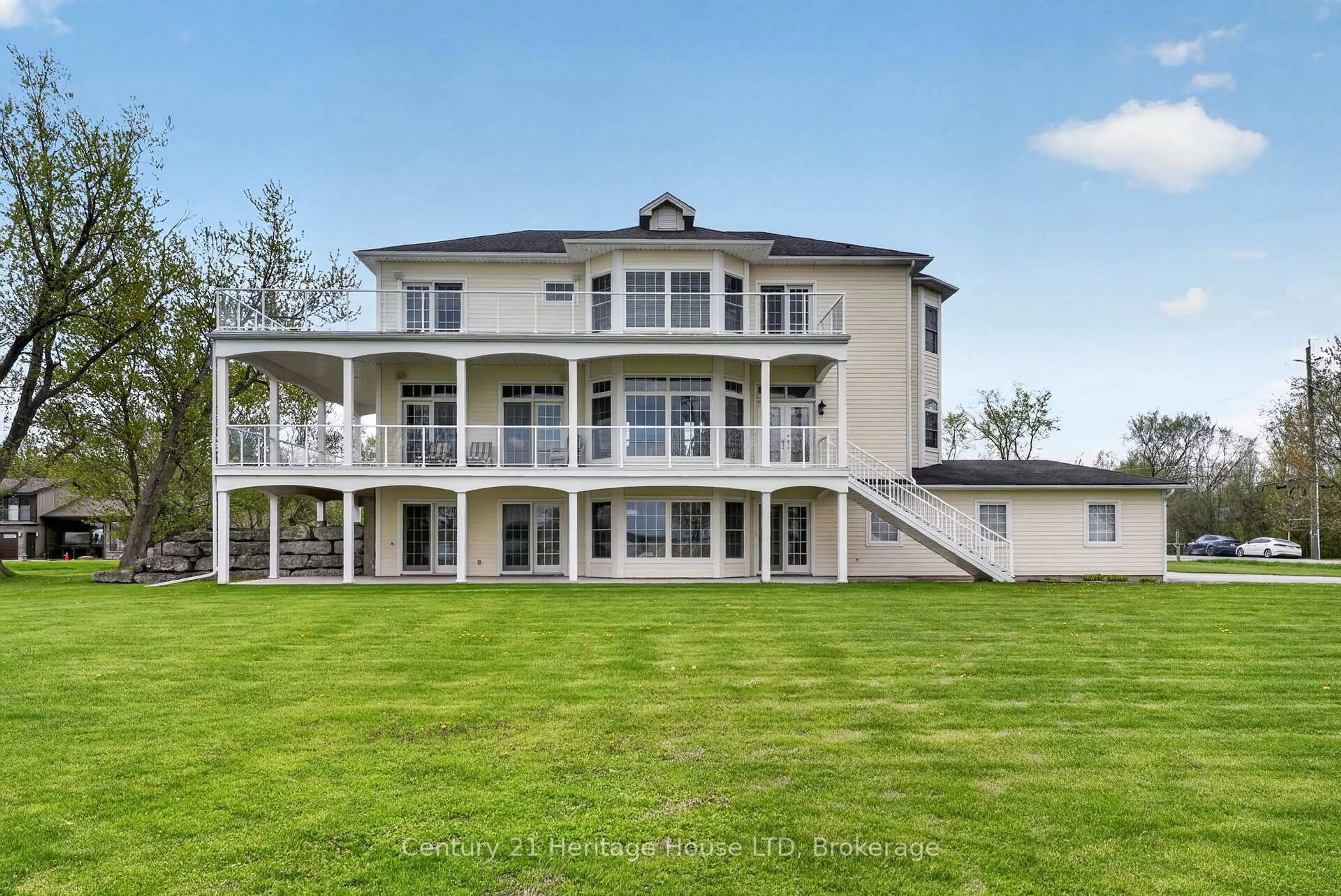 A pic from outside/outdoor area/front of a property/back of a property/a pic from drone, water/lake/river/ocean view for 4069 Niagara River Pkwy, Fort Erie Ontario L0S 1S0