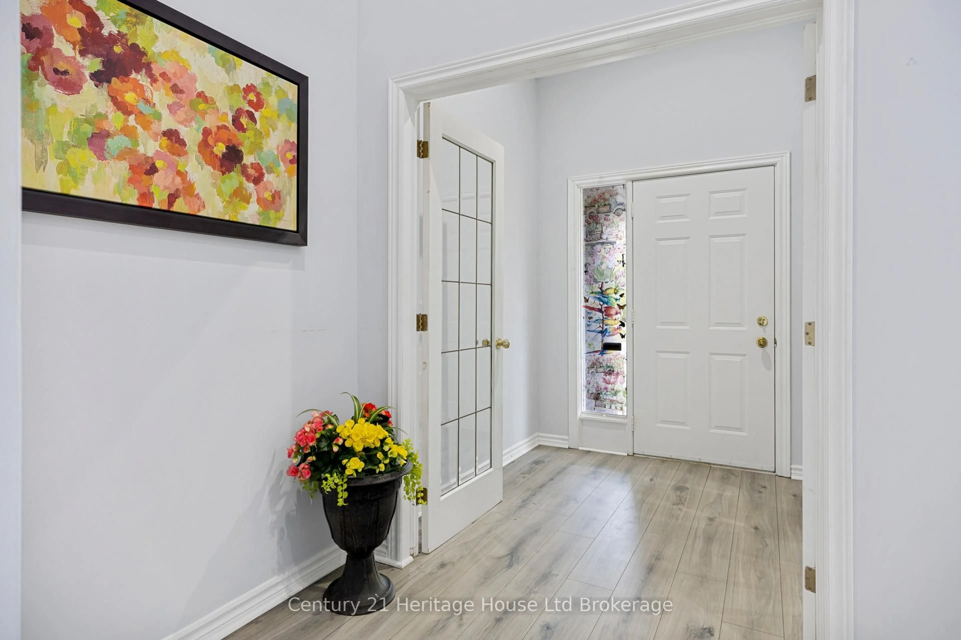 Indoor entryway for 86 Lysanda Crt, London South Ontario N5Z 4L4