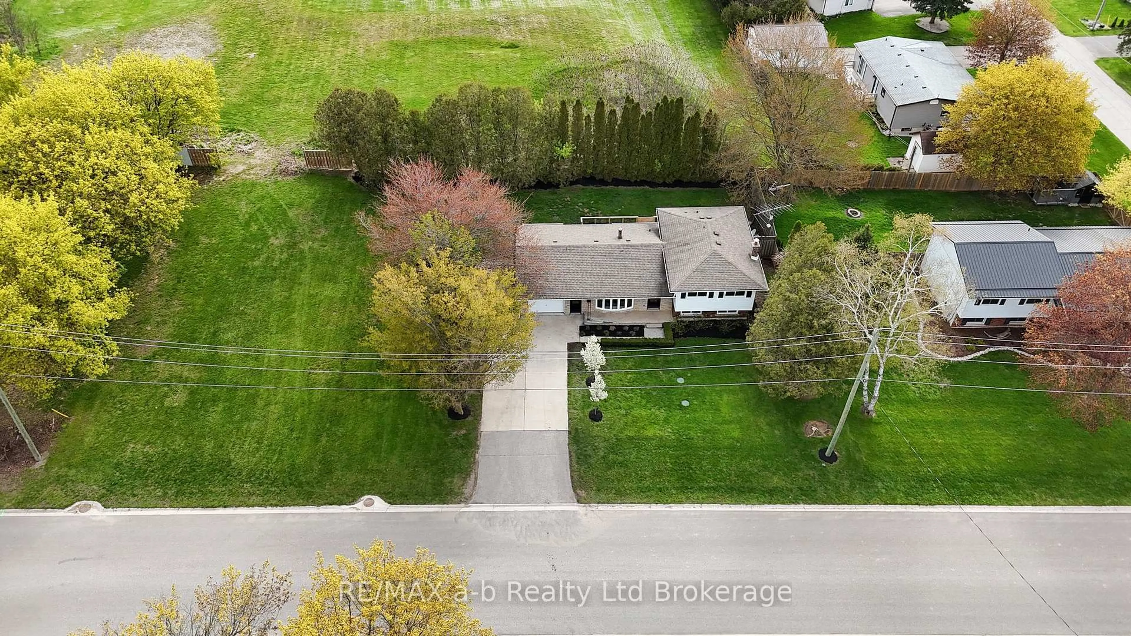 A pic from outside/outdoor area/front of a property/back of a property/a pic from drone, street for 21 PEGGY Ave, South-West Oxford Ontario N0J 1N0