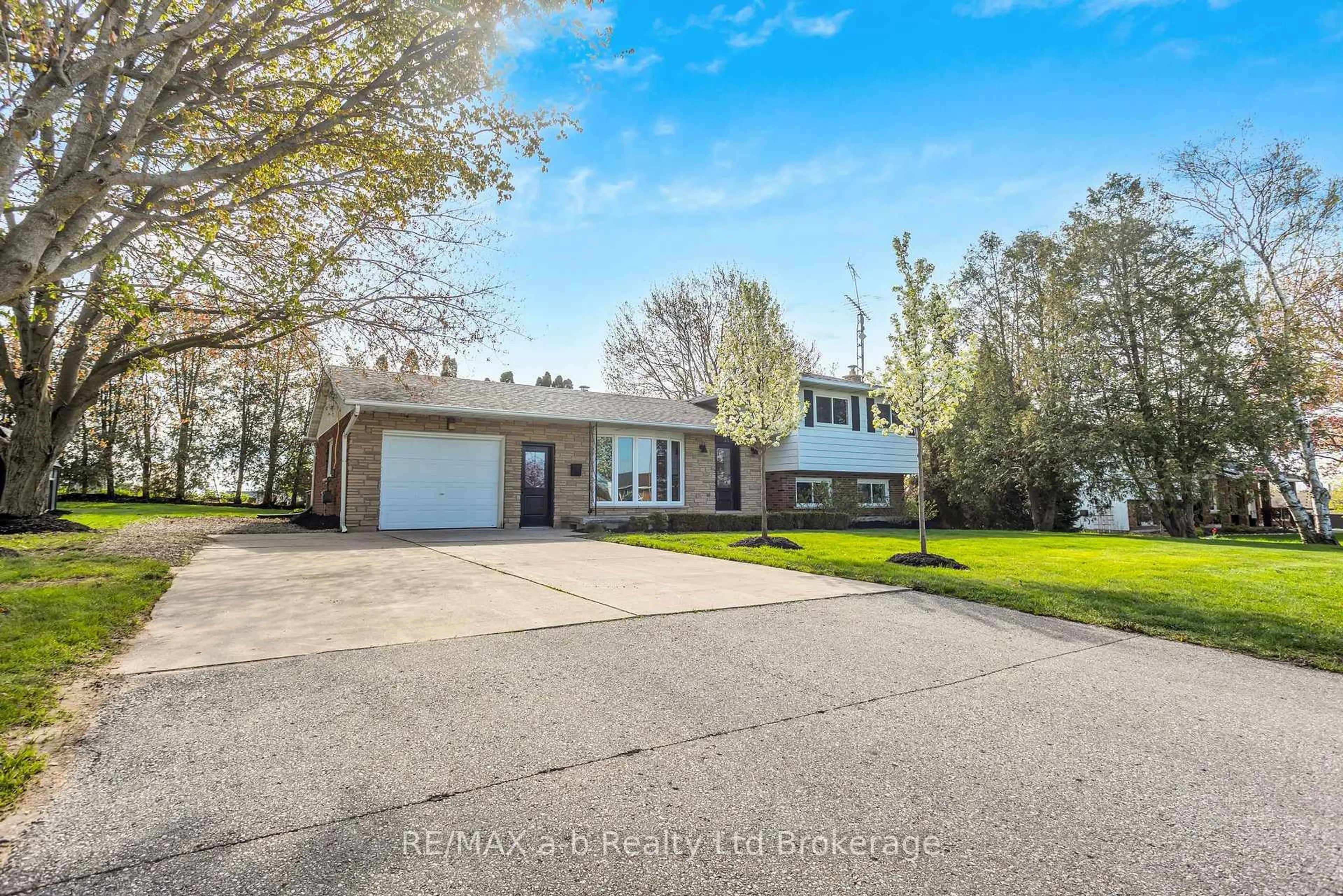 A pic from outside/outdoor area/front of a property/back of a property/a pic from drone, street for 21 PEGGY Ave, South-West Oxford Ontario N0J 1N0