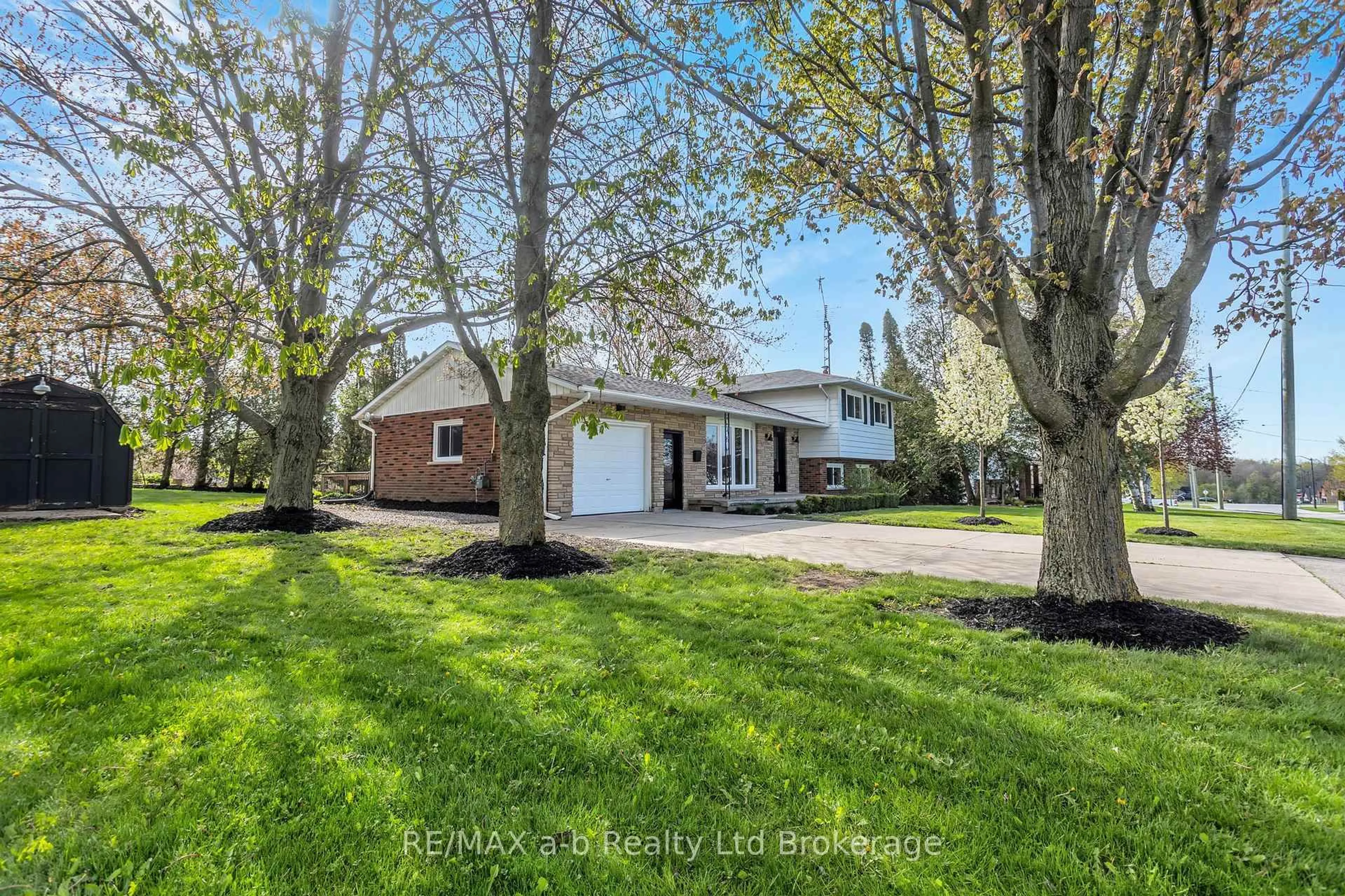 A pic from outside/outdoor area/front of a property/back of a property/a pic from drone, street for 21 PEGGY Ave, South-West Oxford Ontario N0J 1N0