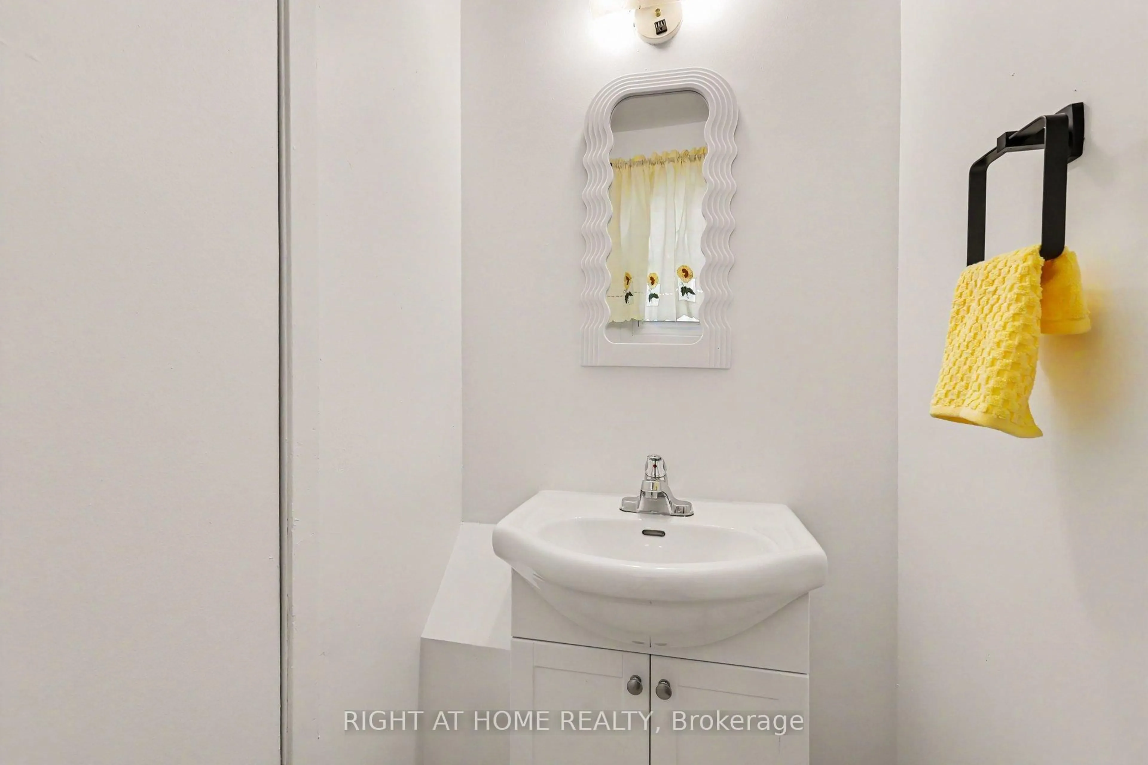 Standard bathroom, unknown for 980 Gulf Pl #207, Ottawa Ontario K1K 3Y1