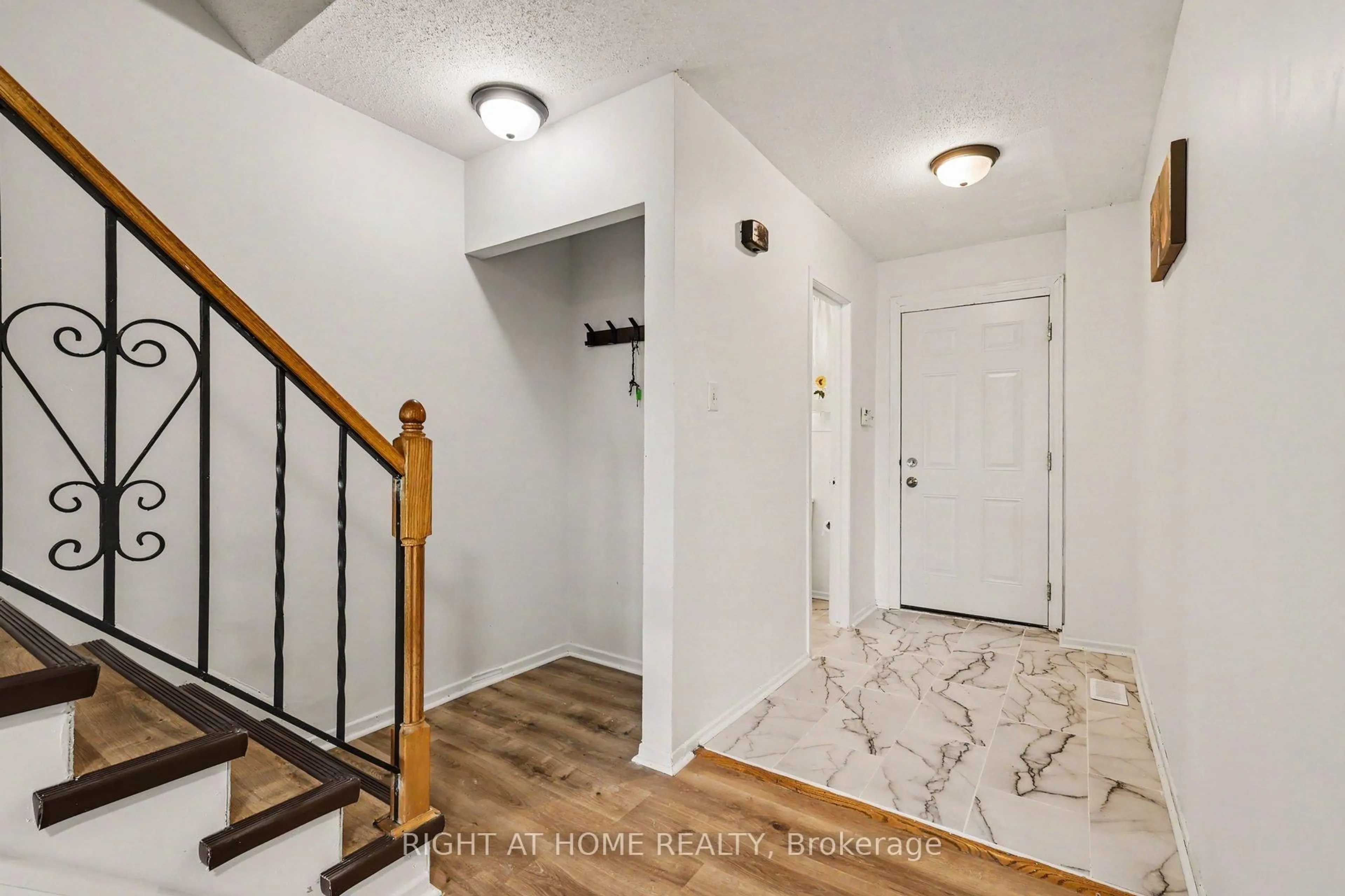 Indoor entryway for 980 Gulf Pl #207, Ottawa Ontario K1K 3Y1
