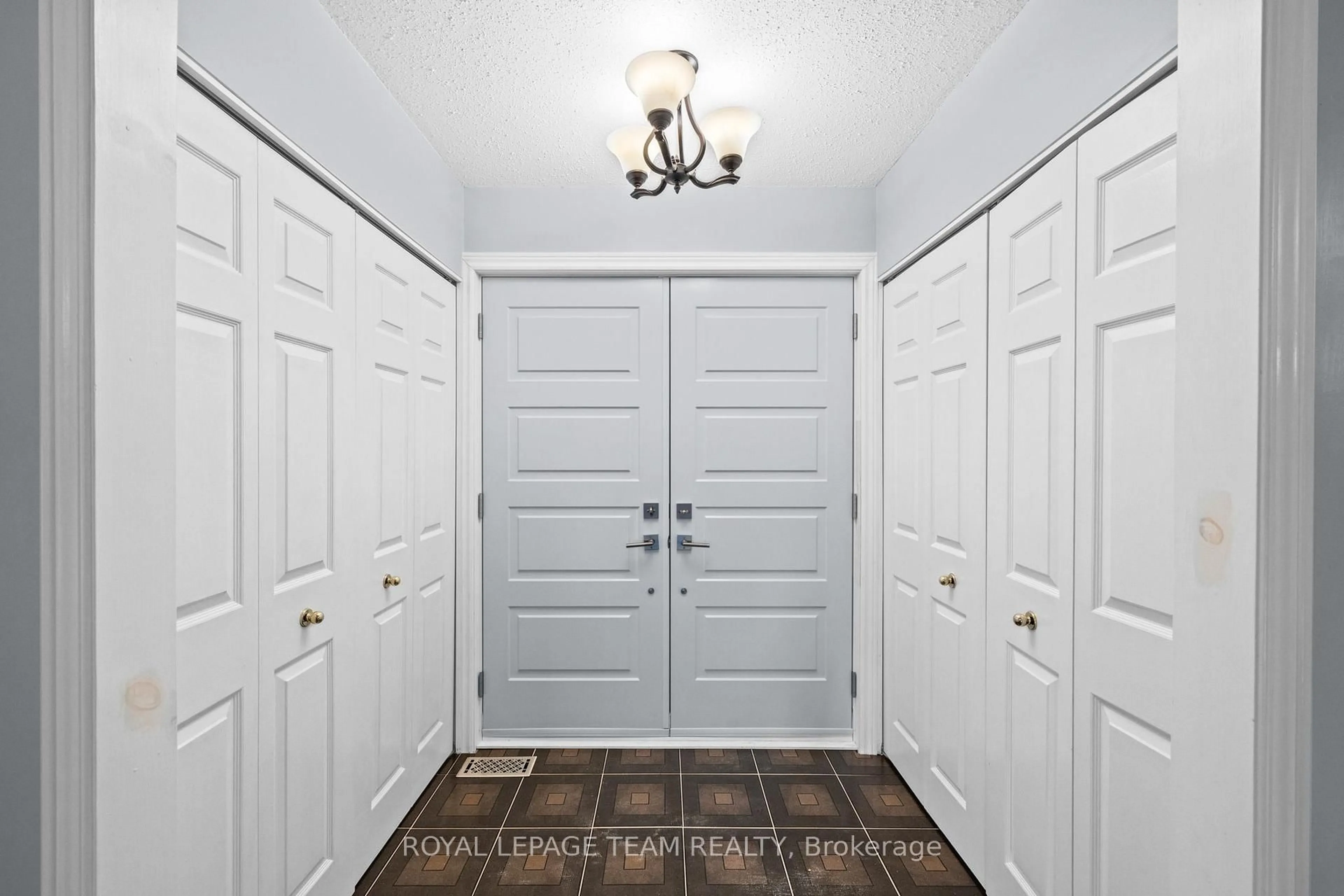 Indoor entryway for 28 Parmalea Cres, Ottawa Ontario K2E 7J2