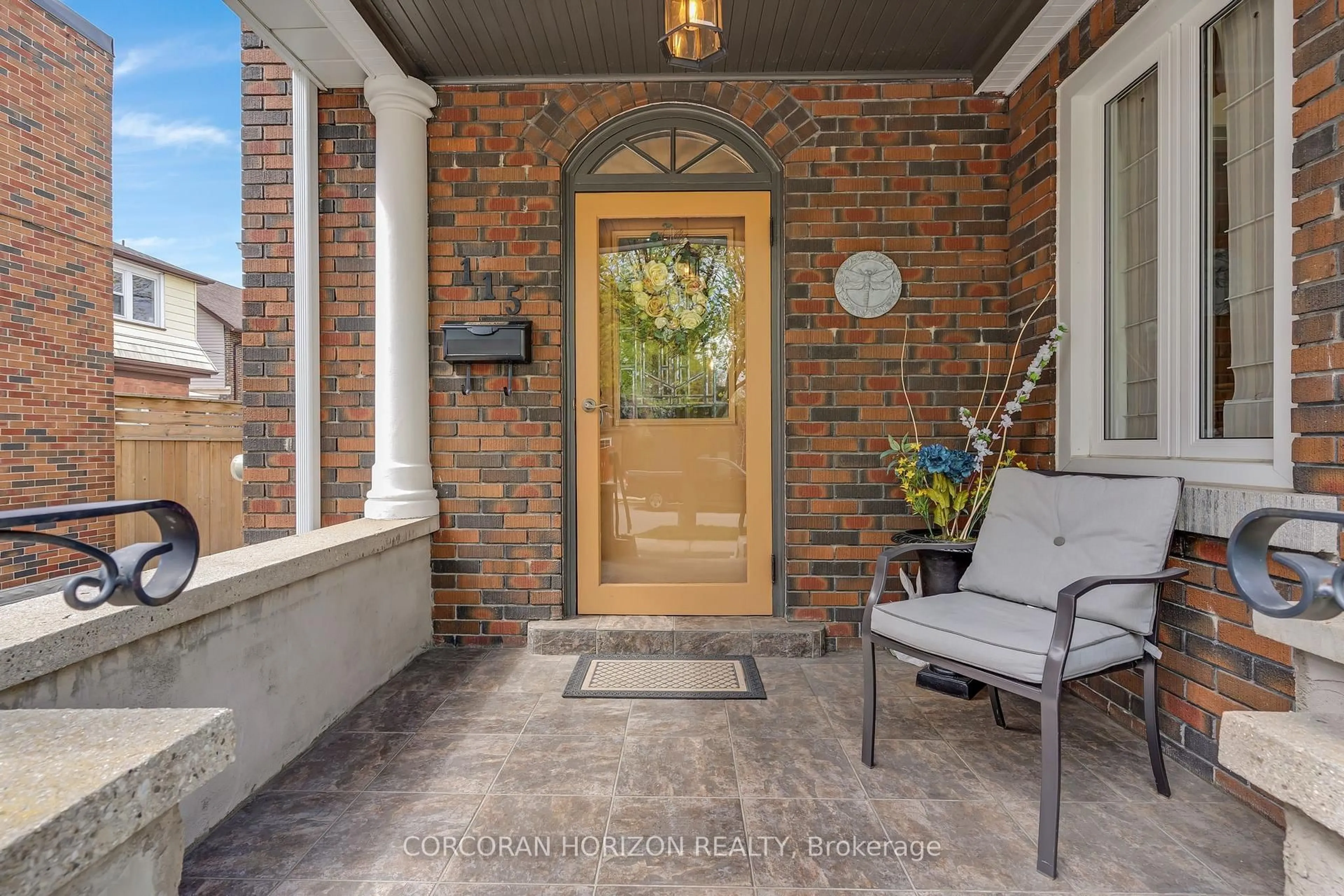 Indoor entryway for 115 Filbert St, Kitchener Ontario N2H 1Y3