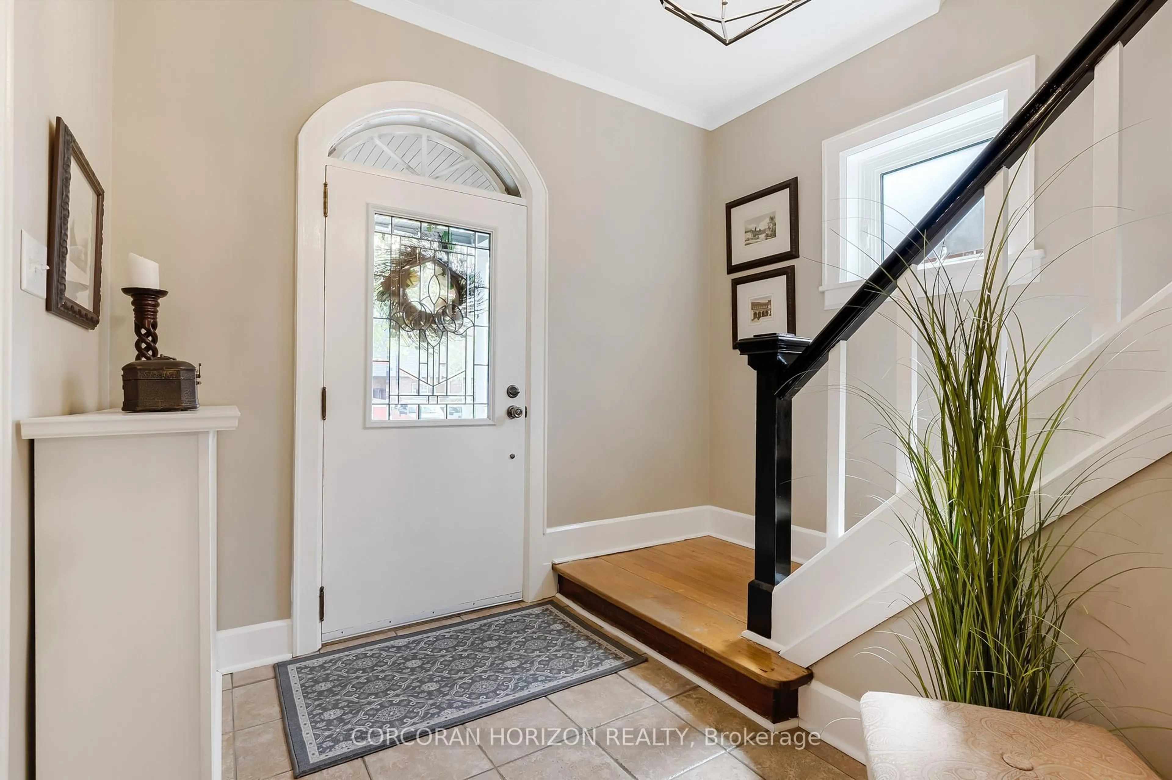 Indoor entryway for 115 Filbert St, Kitchener Ontario N2H 1Y3