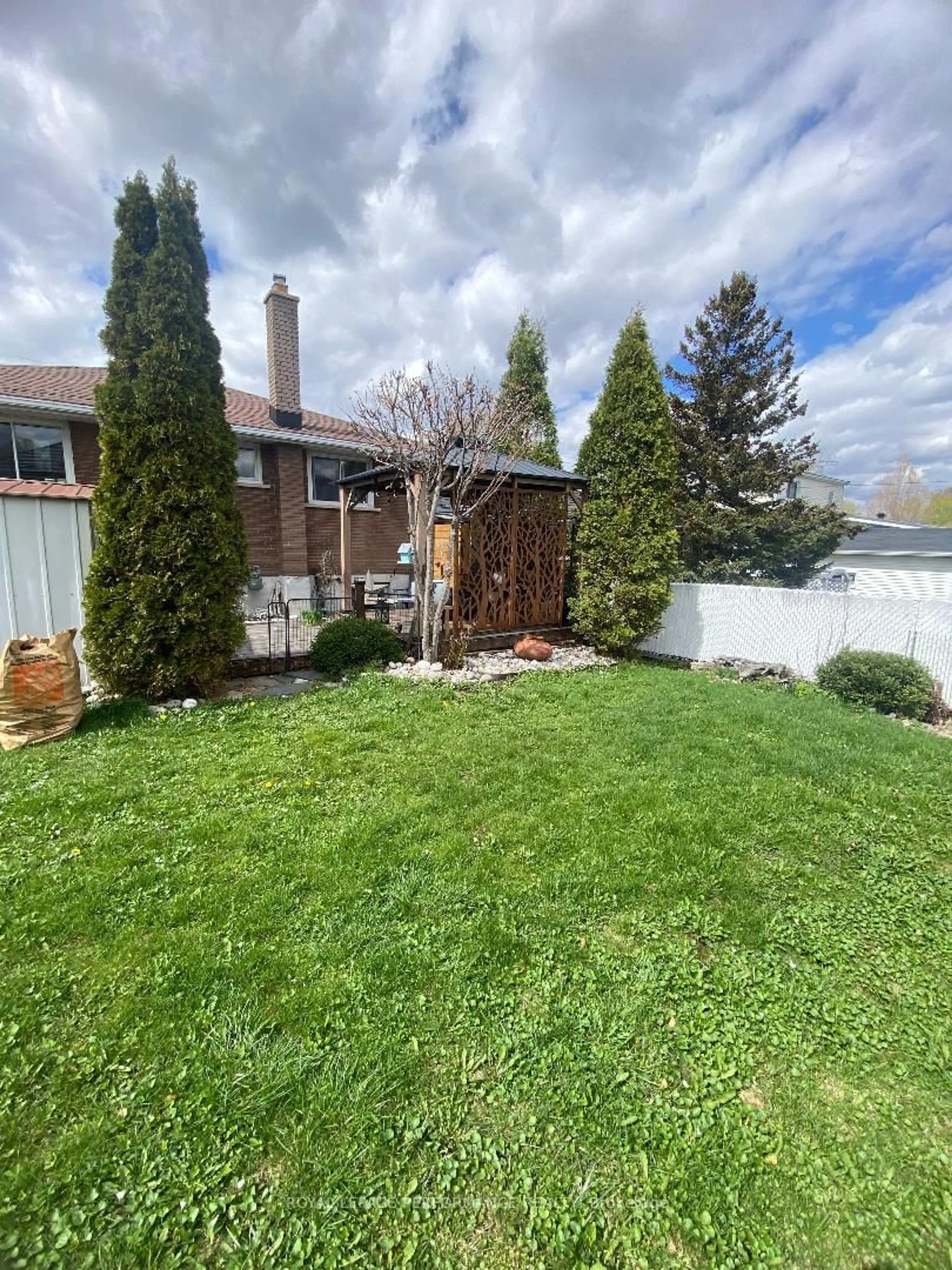 A pic from outside/outdoor area/front of a property/back of a property/a pic from drone, unknown for 197 15th St, Cornwall Ontario K6J 3J9