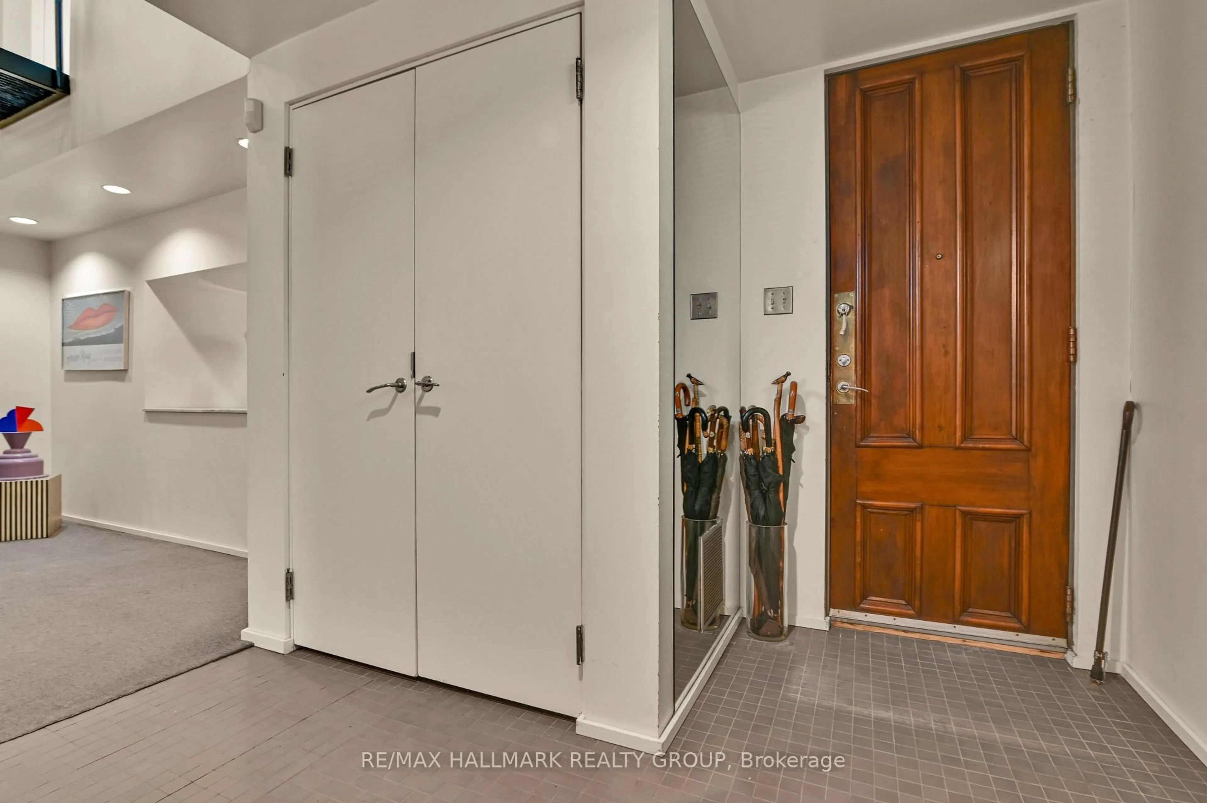 Indoor foyer for 231 Mackay St, Ottawa Ontario K1M 2B6